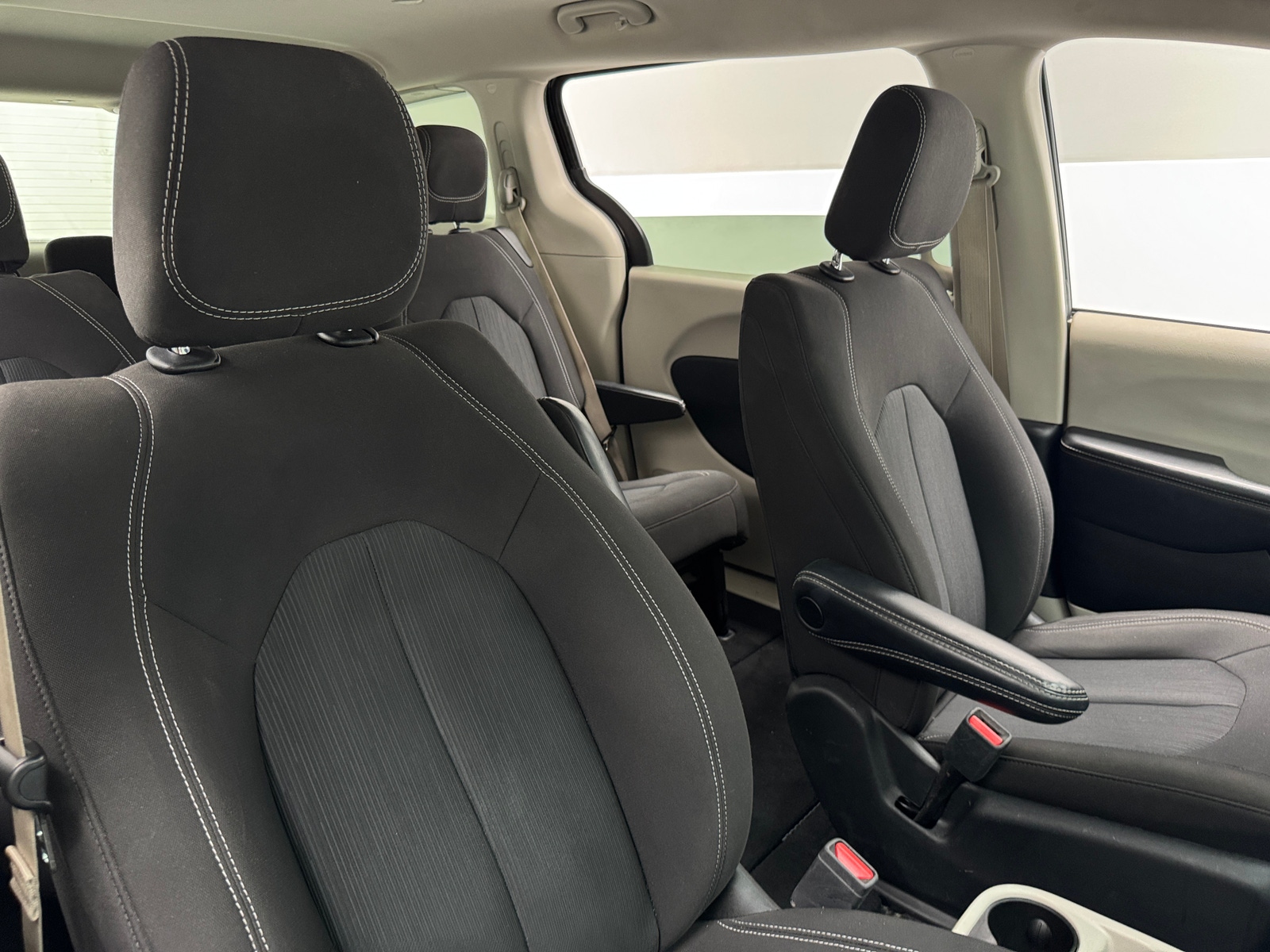 Thumbnail: 2022 Chrysler Voyager - 2
