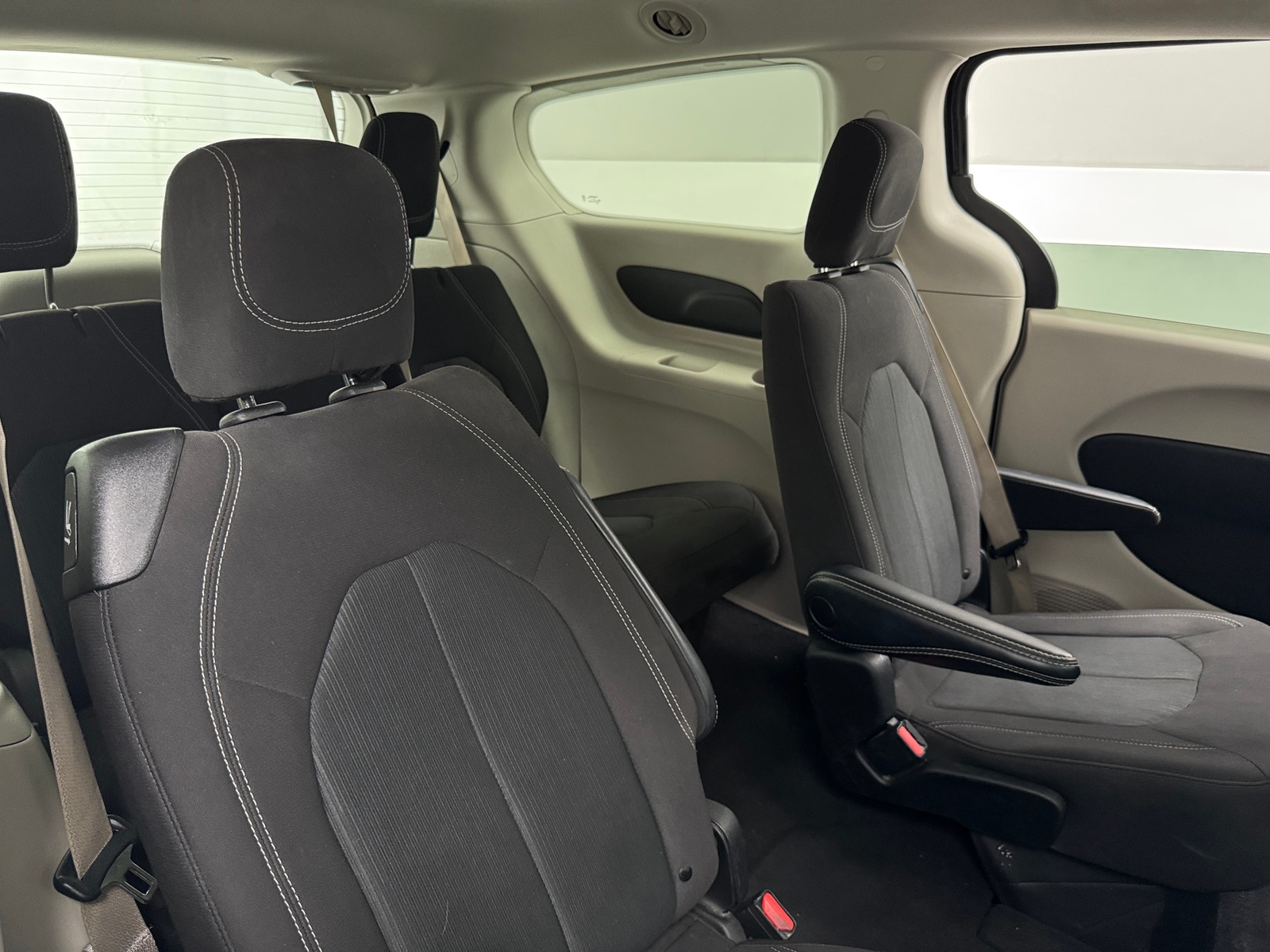 Thumbnail: 2022 Chrysler Voyager - 6