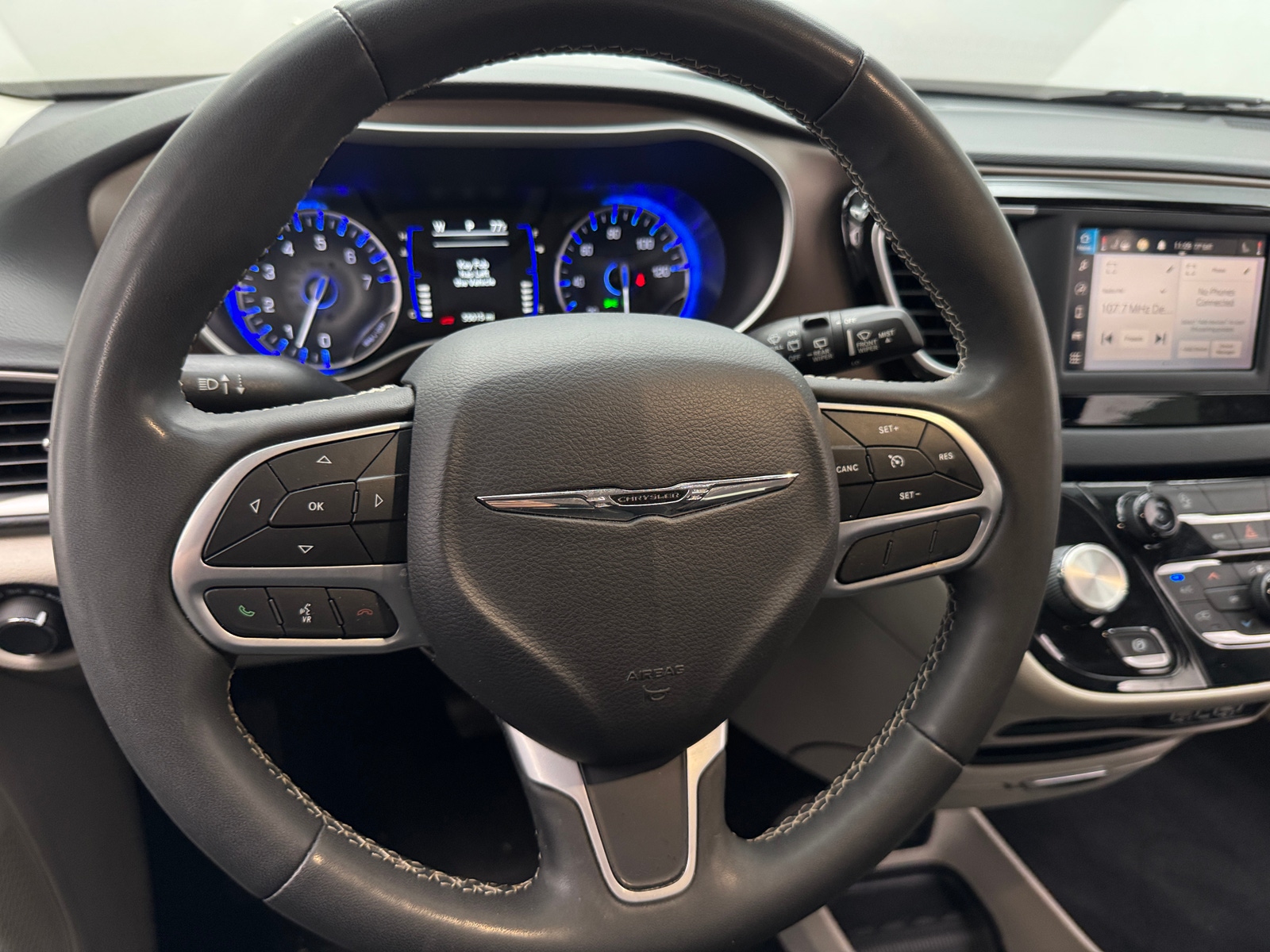 Thumbnail: 2022 Chrysler Voyager - 5