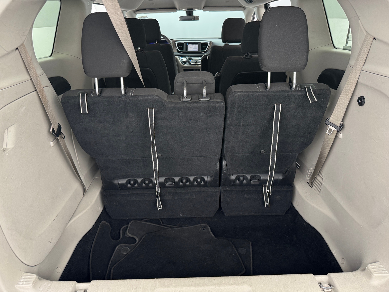 Thumbnail: 2022 Chrysler Voyager - 7