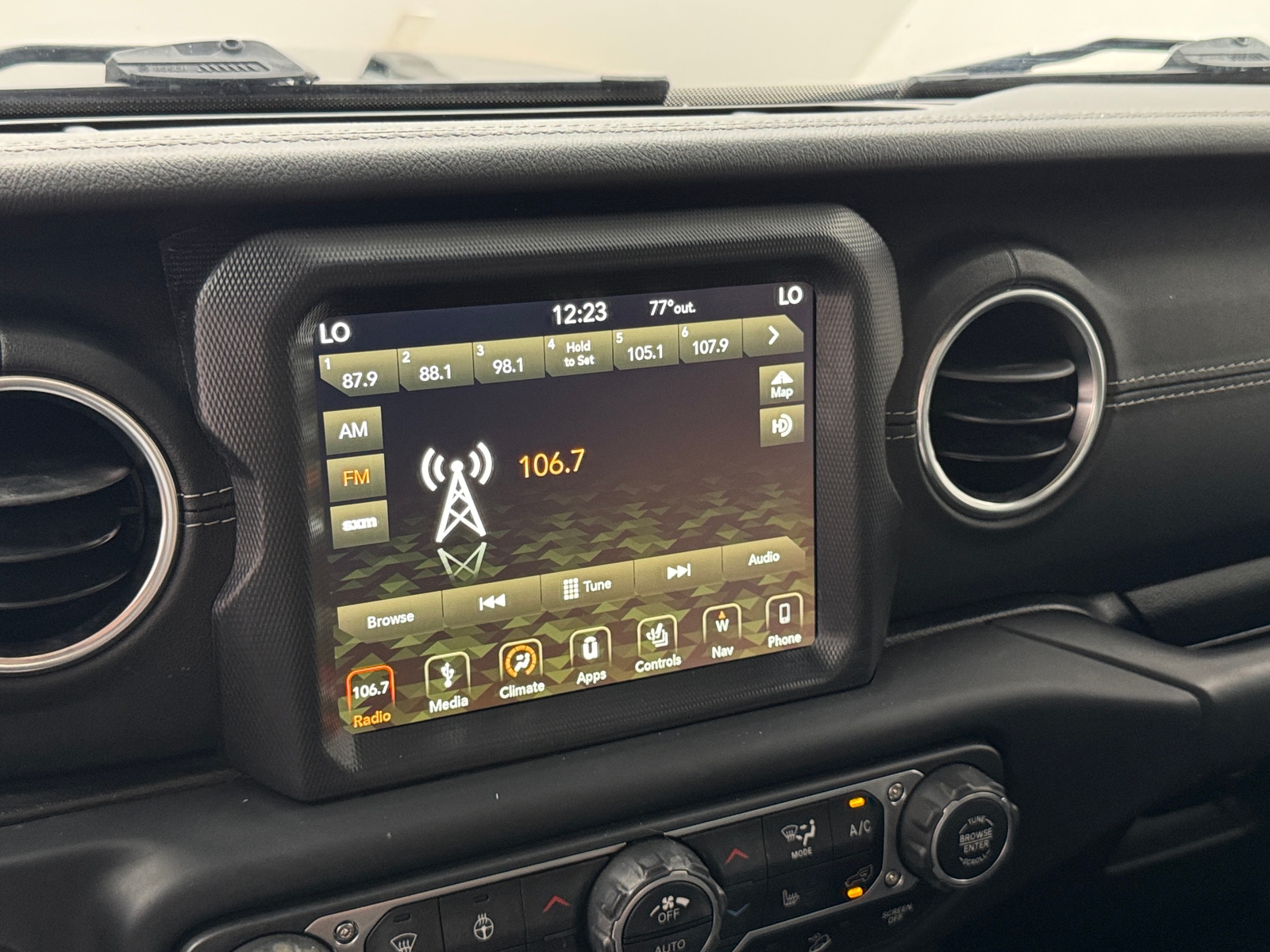 Thumbnail: 2019 Jeep Wrangler - 3