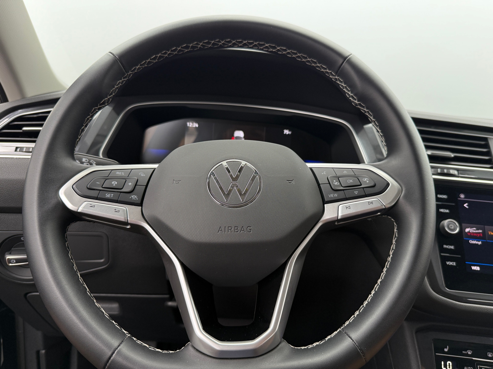 Thumbnail: 2024 Volkswagen Tiguan - 4