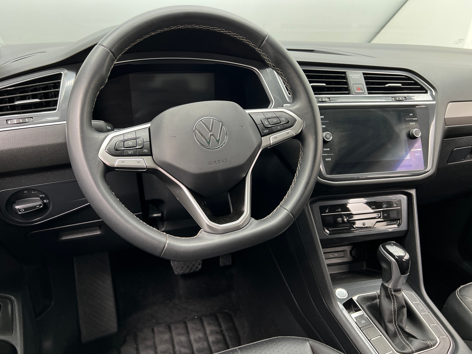 Thumbnail: 2022 Volkswagen Tiguan - 4
