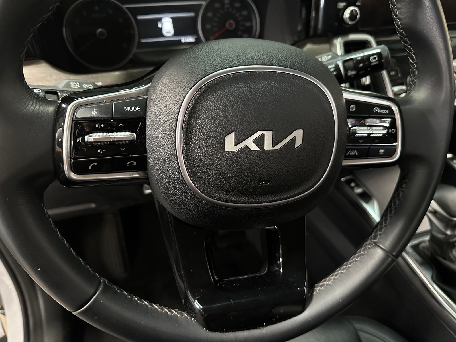 Thumbnail: 2023 Kia Sorento - 4
