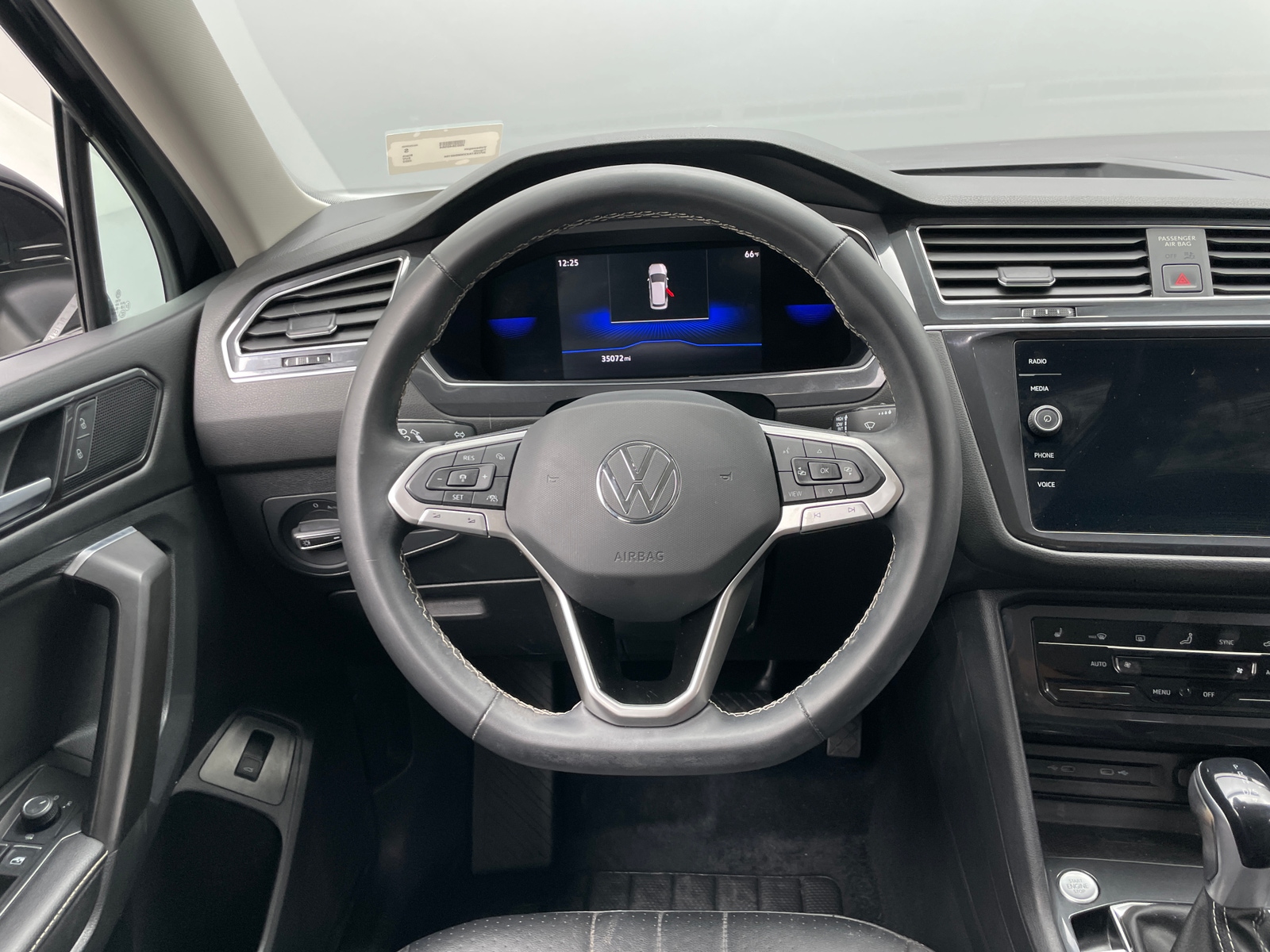 Thumbnail: 2022 Volkswagen Tiguan - 4