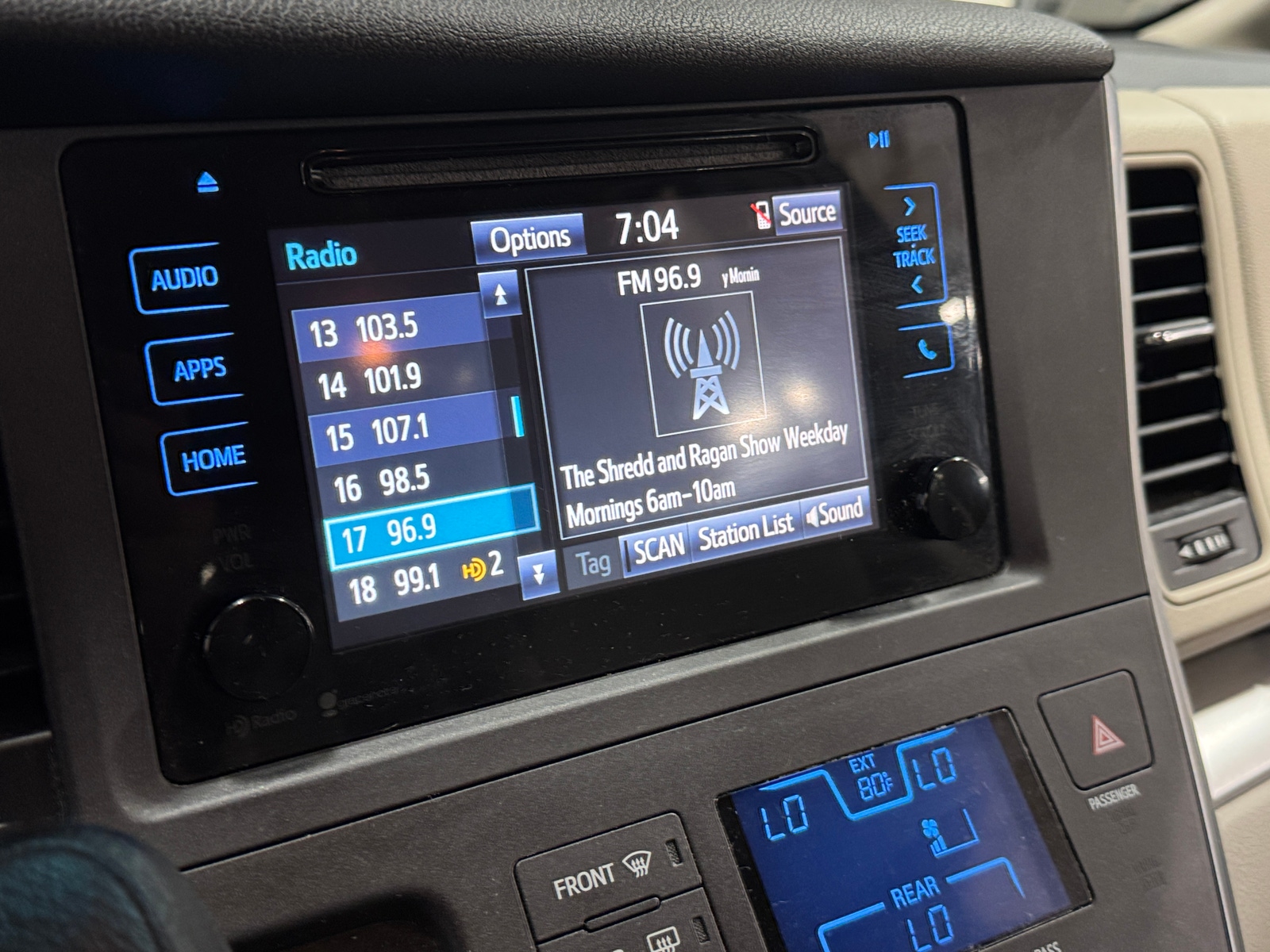 Thumbnail: 2015 Toyota Sienna - 4