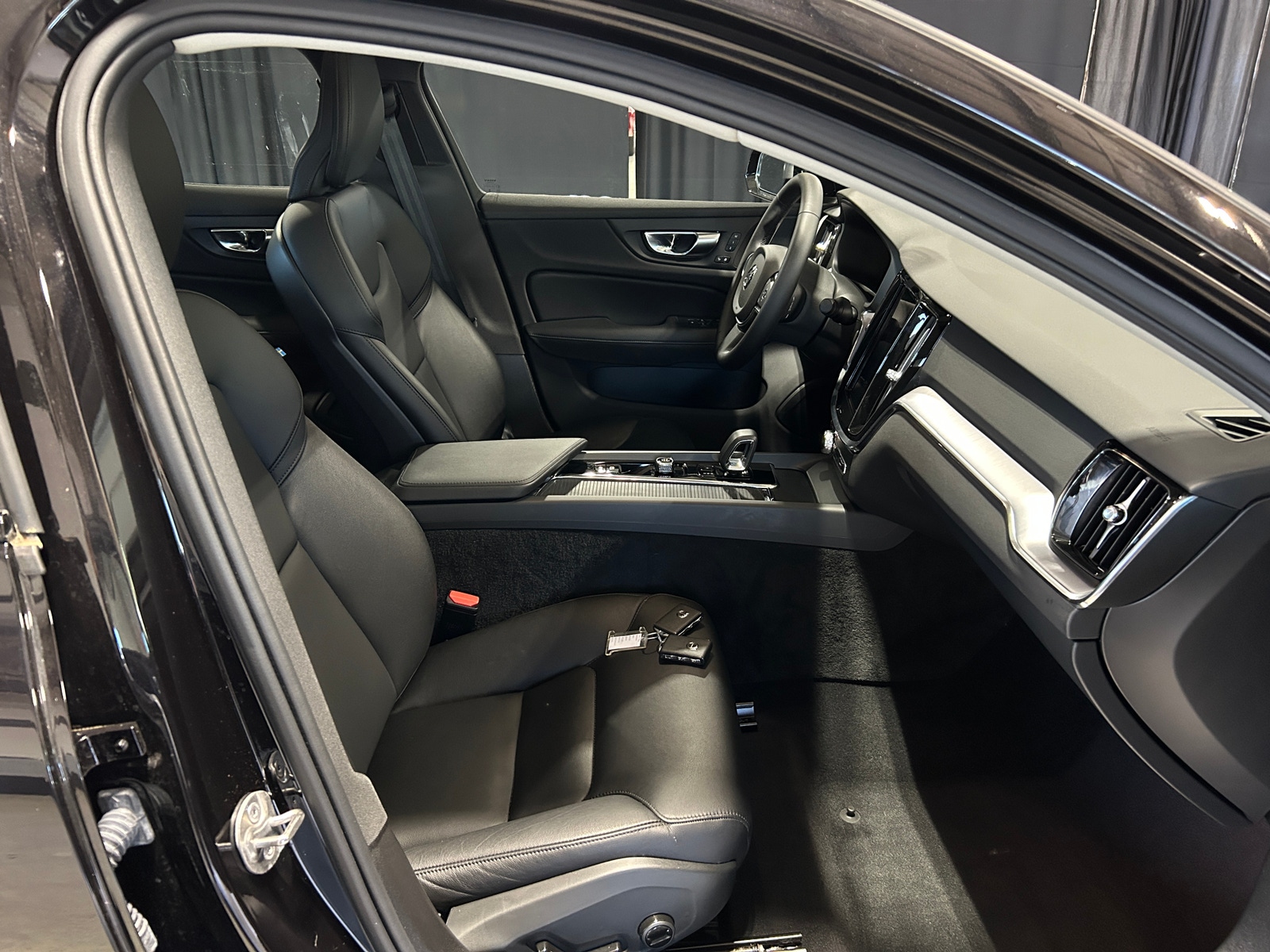 Thumbnail: 2025 Volvo S60 - 2