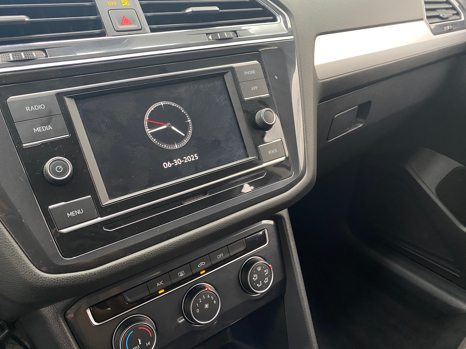 Thumbnail: 2020 Volkswagen Tiguan - 4