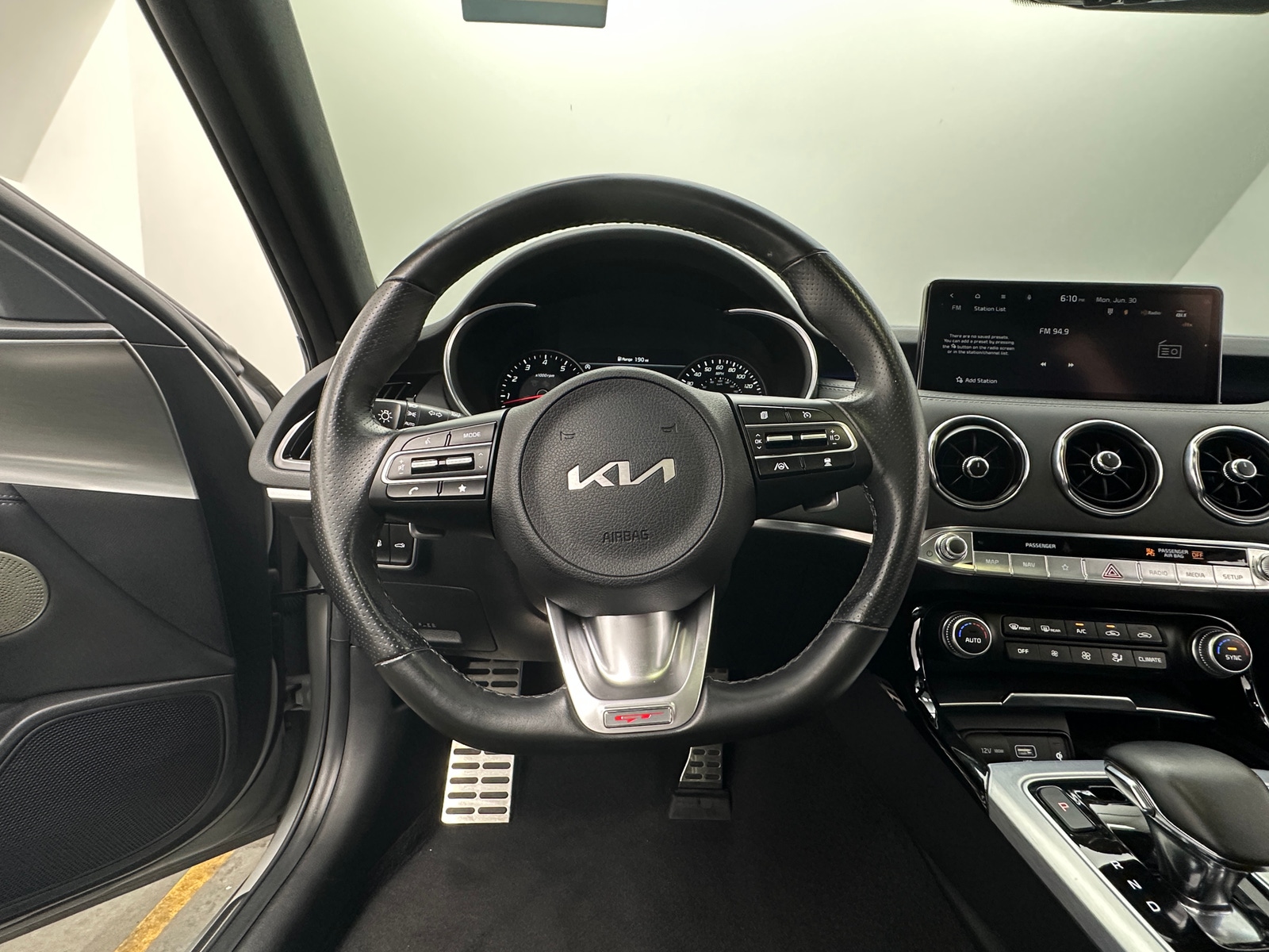 Thumbnail: 2022 Kia Stinger - 4