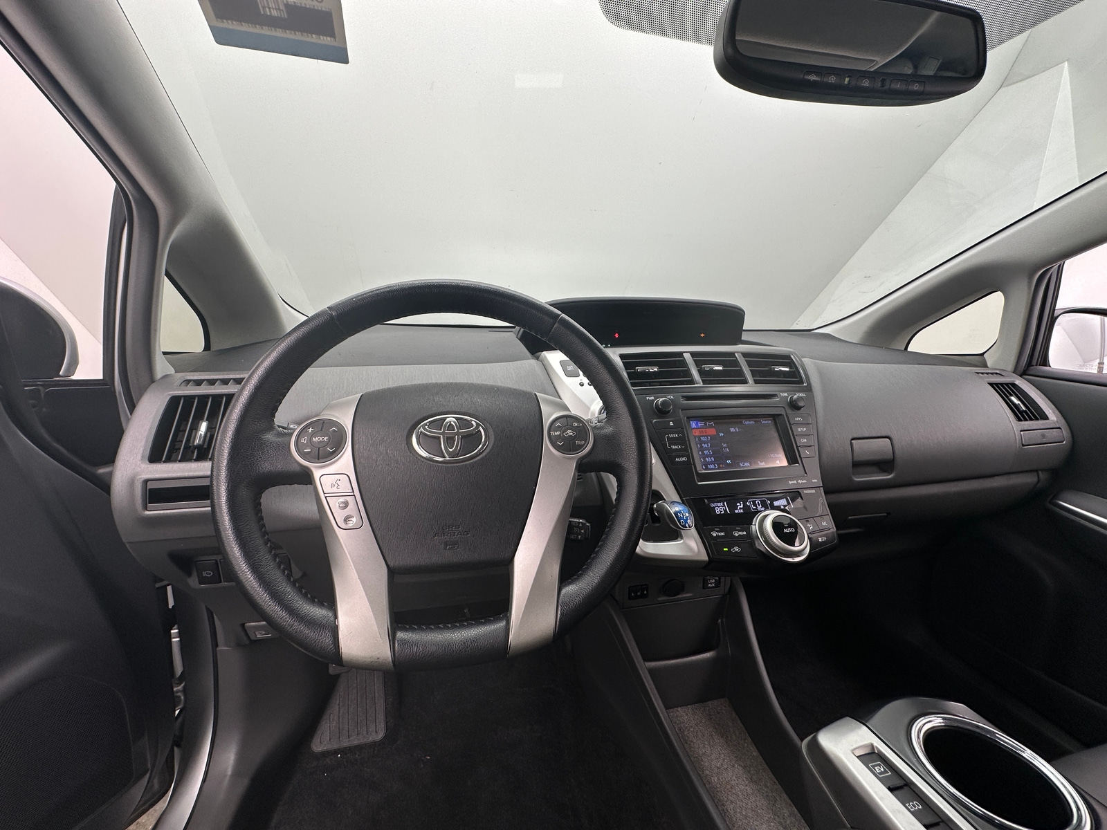 Thumbnail: 2014 Toyota Prius v - 2