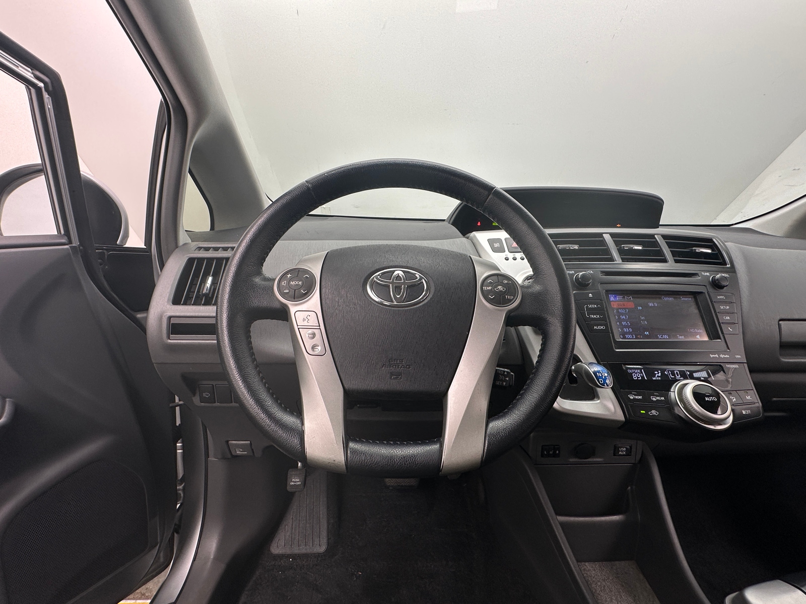 Thumbnail: 2014 Toyota Prius v - 4