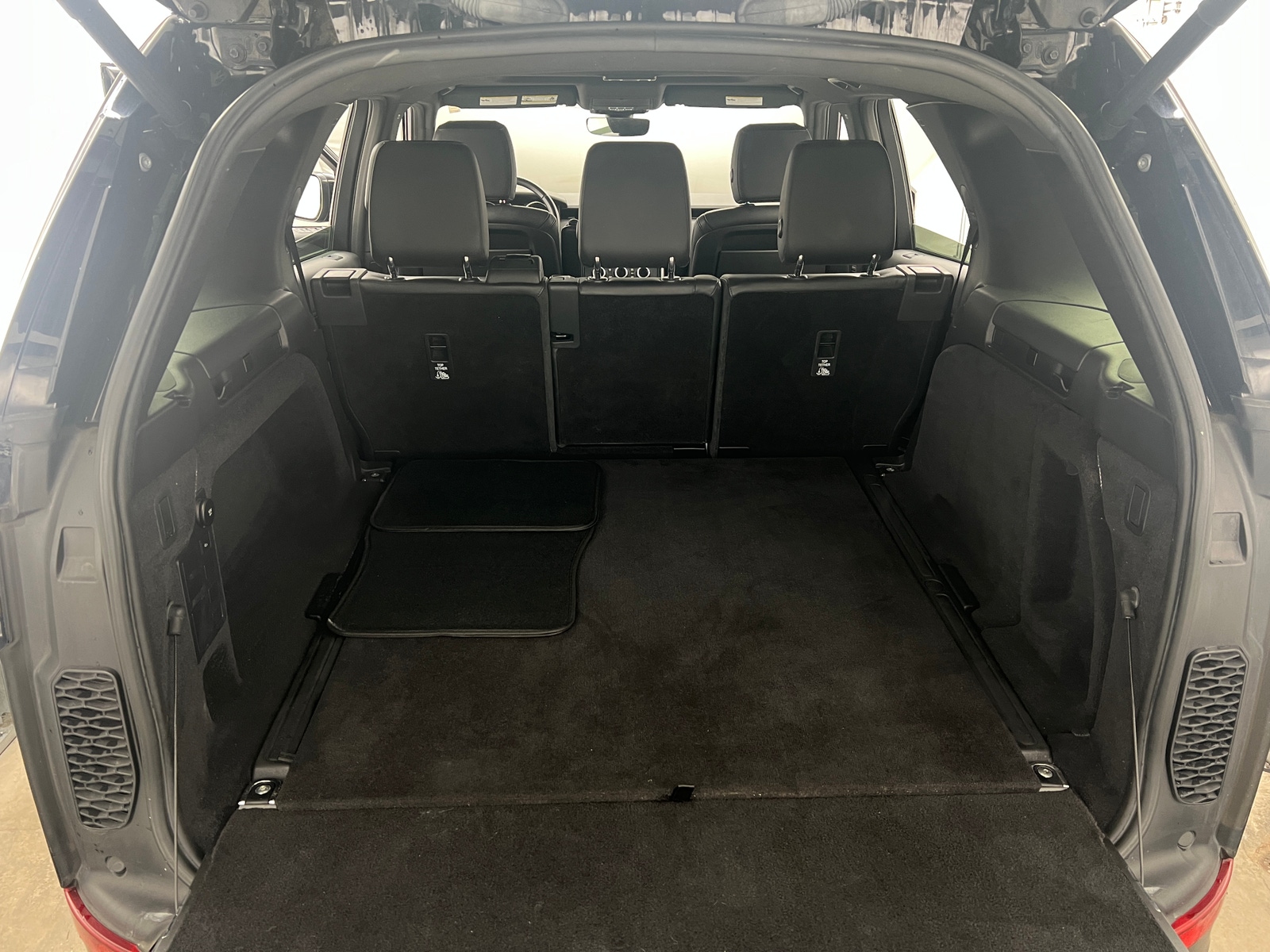Thumbnail: 2019 Land Rover Discovery - 6
