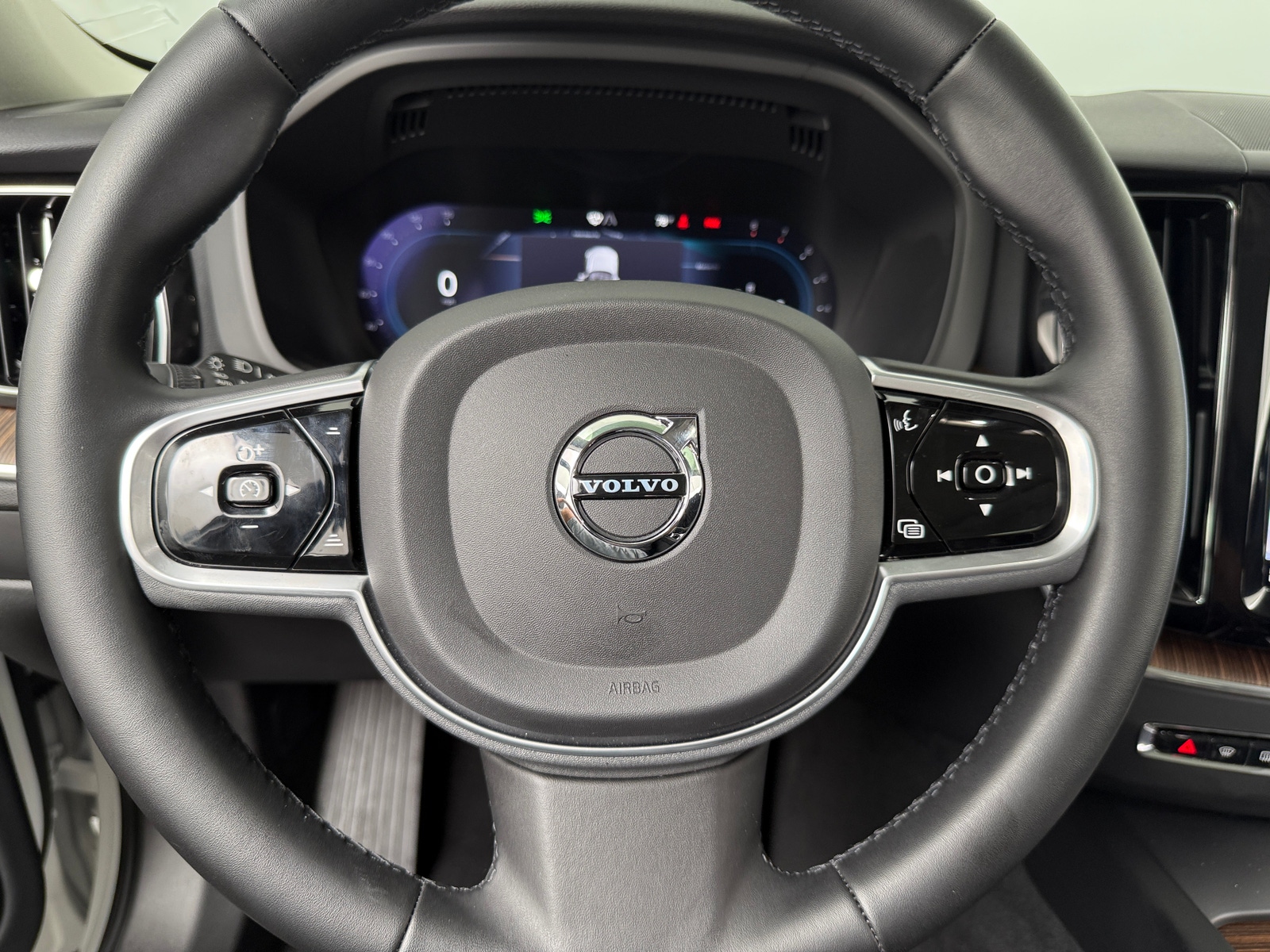 Thumbnail: 2023 Volvo XC60 - 5
