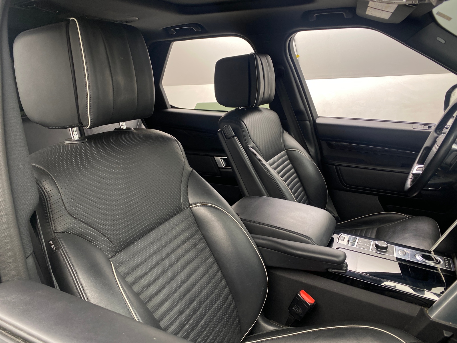 Thumbnail: 2020 Land Rover Discovery - 2