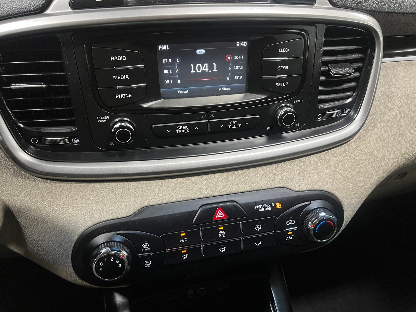 Thumbnail: 2017 Kia Sorento - 4