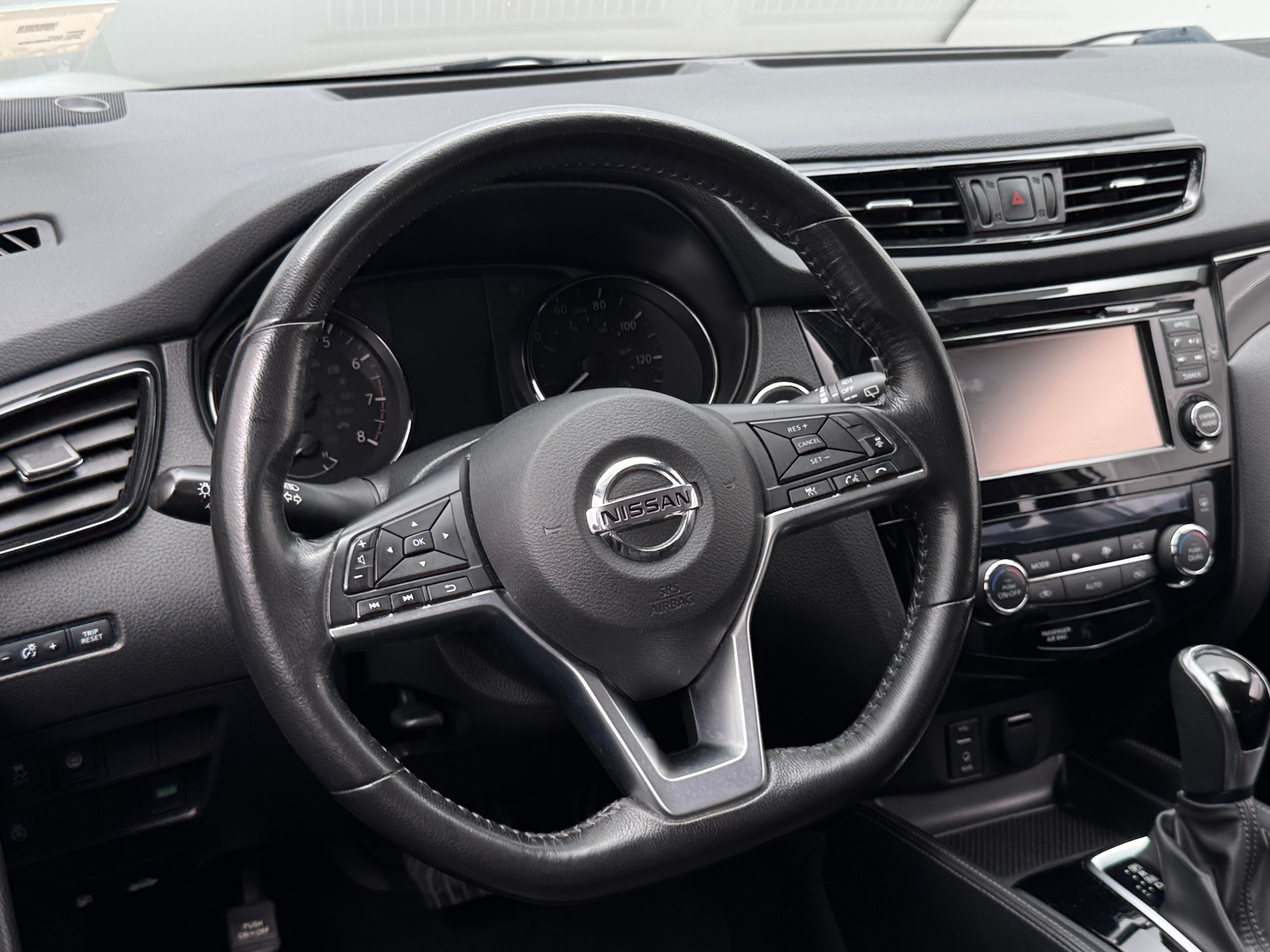 Thumbnail: 2017 Nissan Rogue Sport - 4