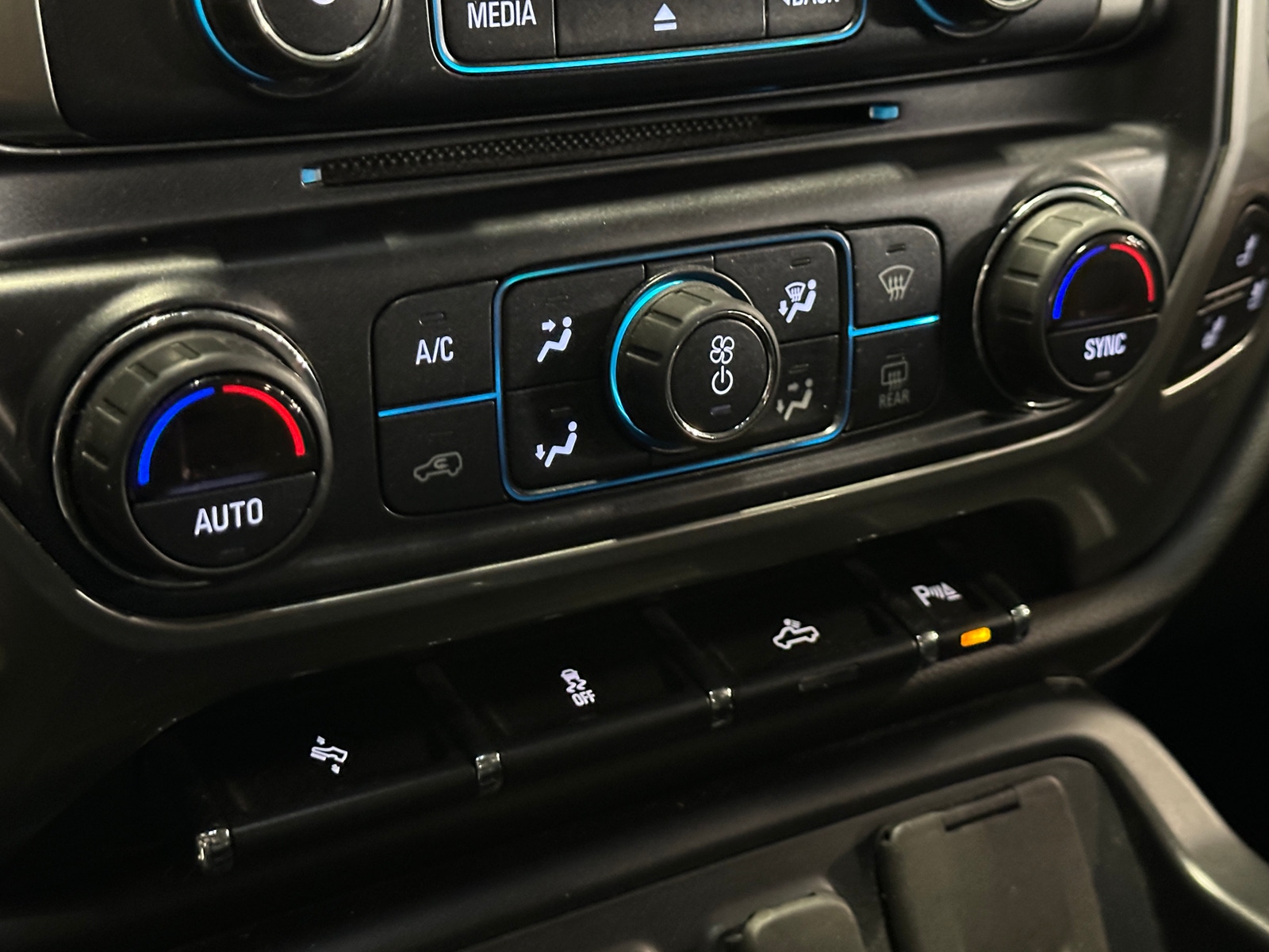 Thumbnail: 2018 Chevrolet Silverado 1500 - 3