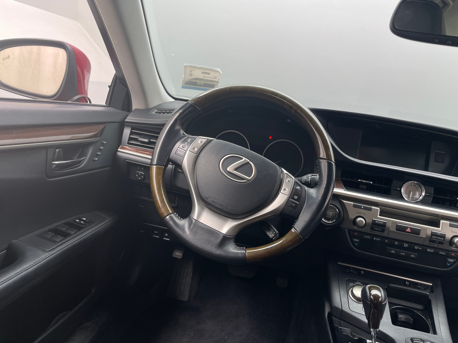 Thumbnail: 2015 Lexus ES - 4