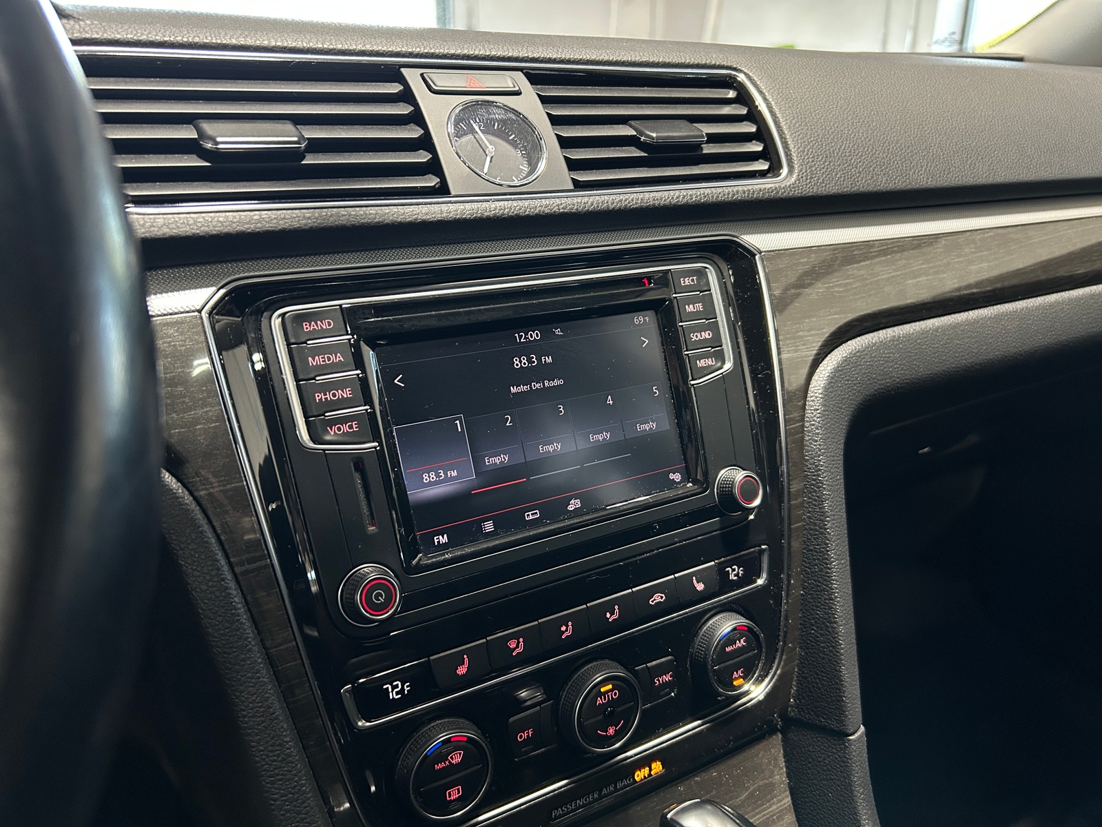 Thumbnail: 2016 Volkswagen Passat - 3