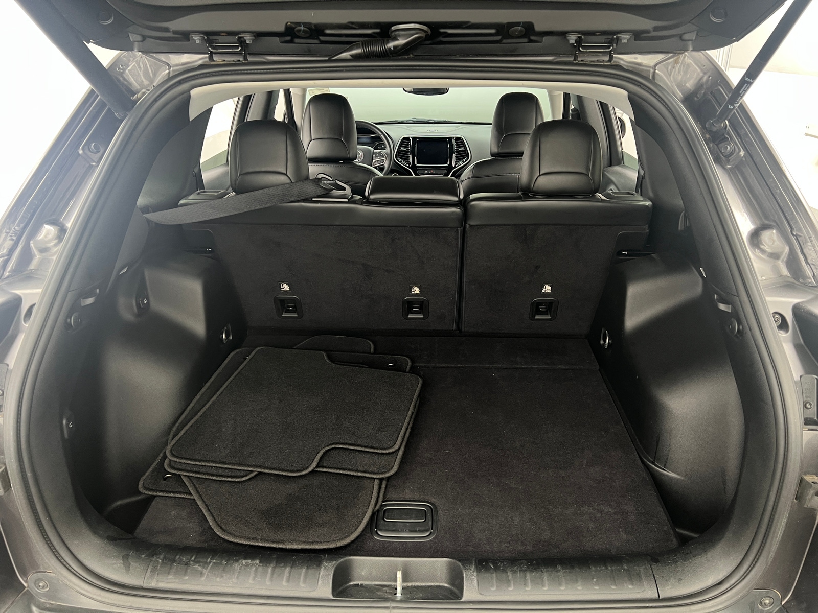 Thumbnail: 2019 Jeep Cherokee - 6
