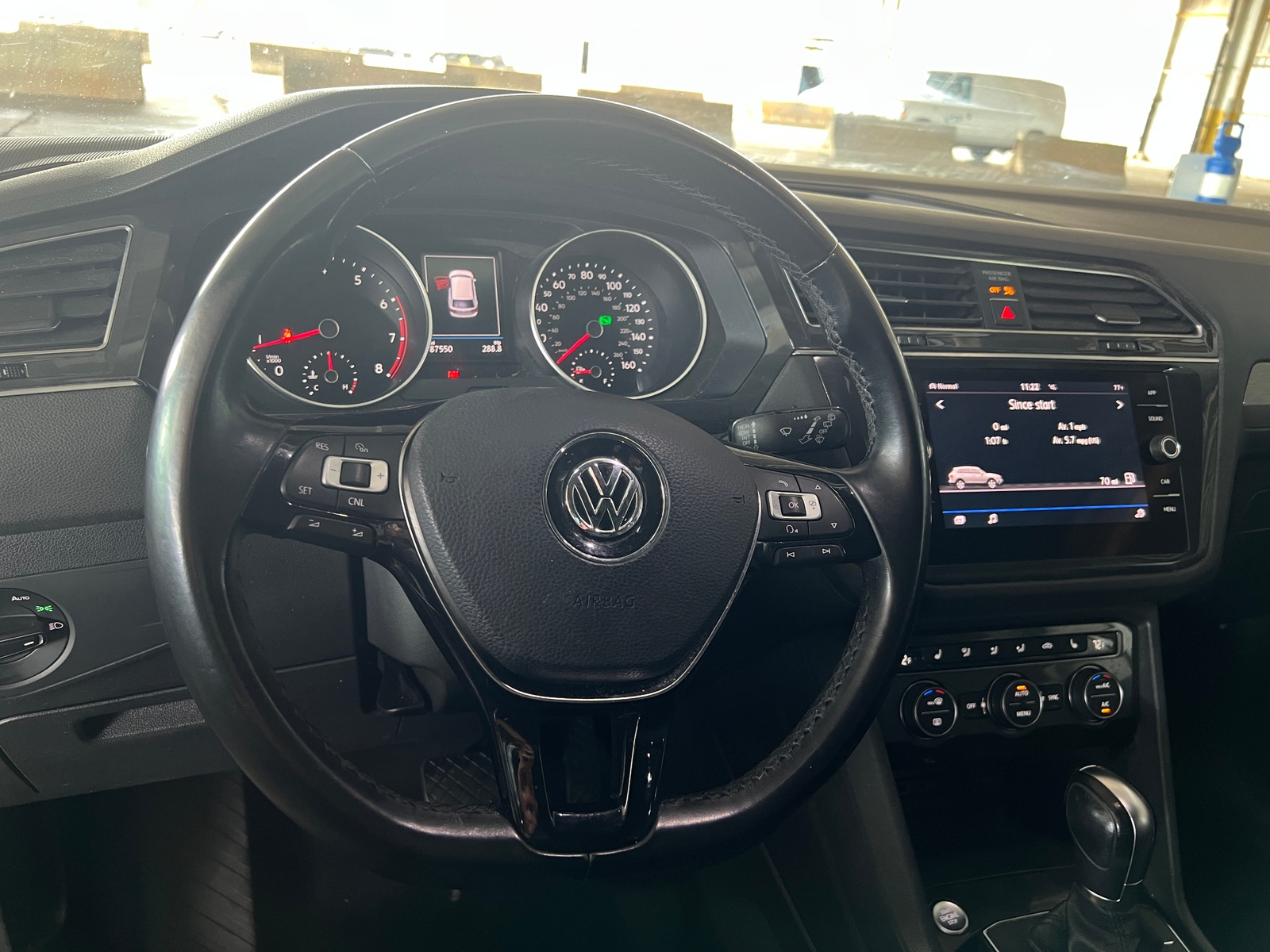 Thumbnail: 2018 Volkswagen Tiguan - 4