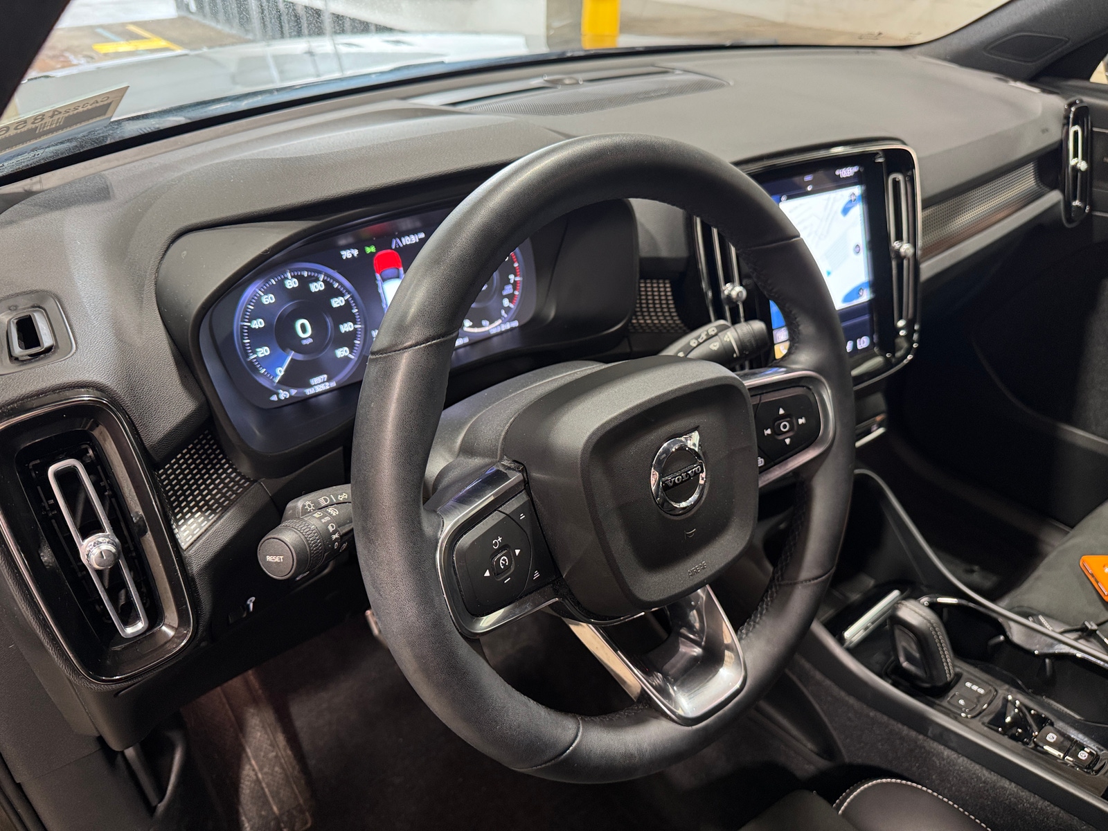 Thumbnail: 2022 Volvo XC40 - 2