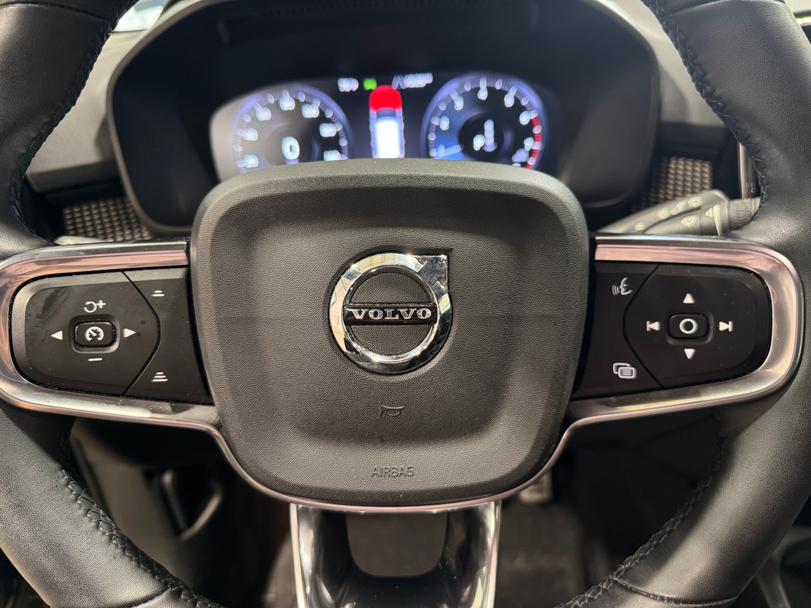 Thumbnail: 2022 Volvo XC40 - 4