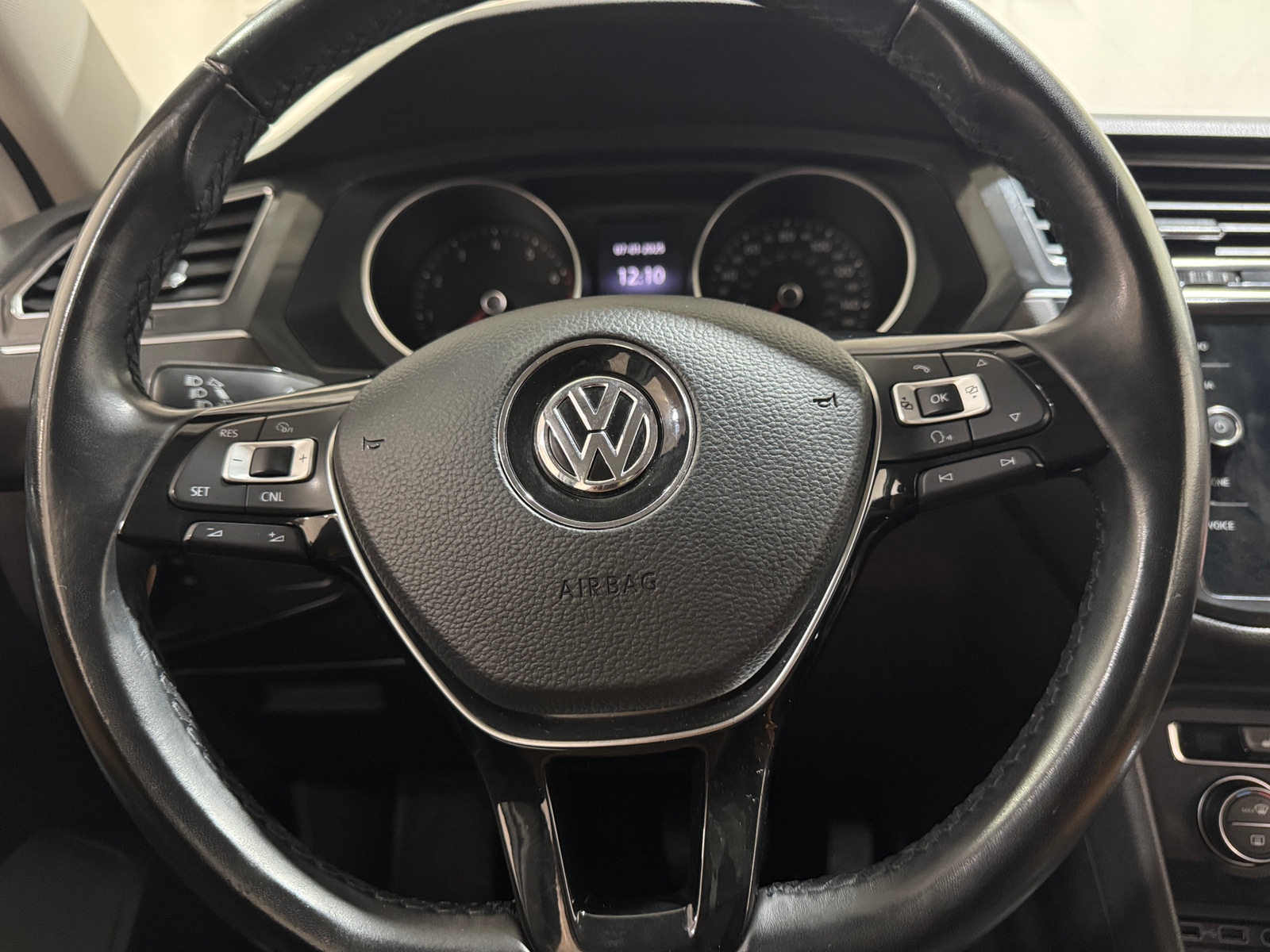 Thumbnail: 2018 Volkswagen Tiguan - 4