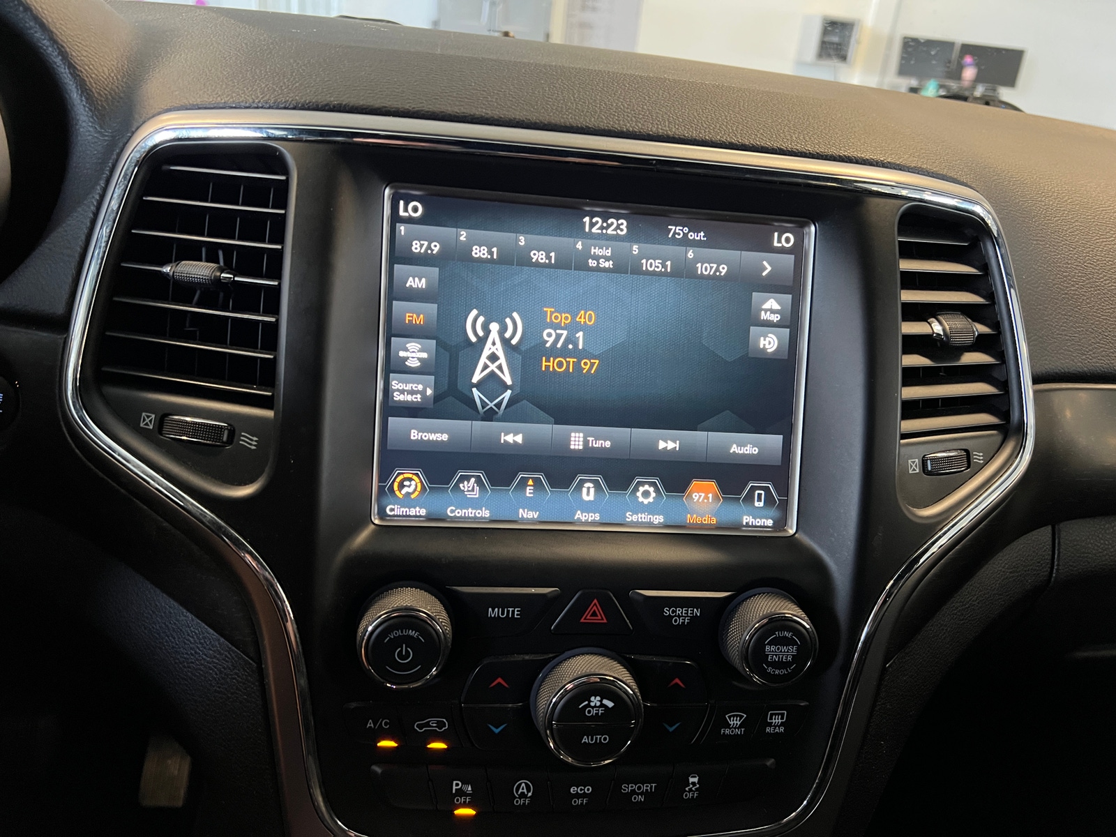 Thumbnail: 2018 Jeep Grand Cherokee - 3