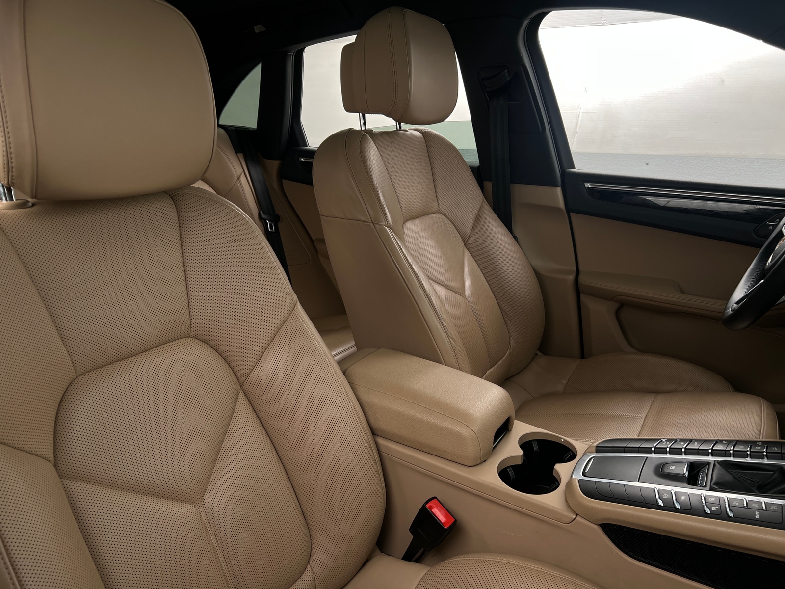 Thumbnail: 2020 Porsche Macan - 2