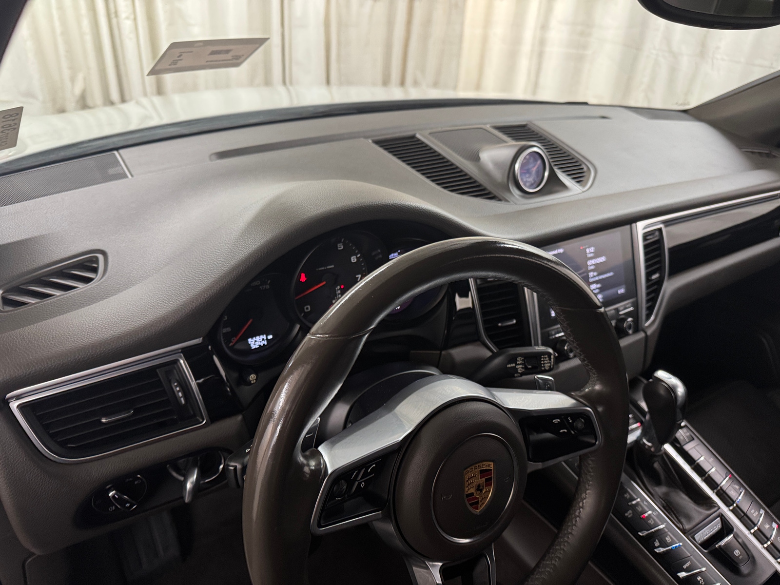 Thumbnail: 2018 Porsche Macan - 2