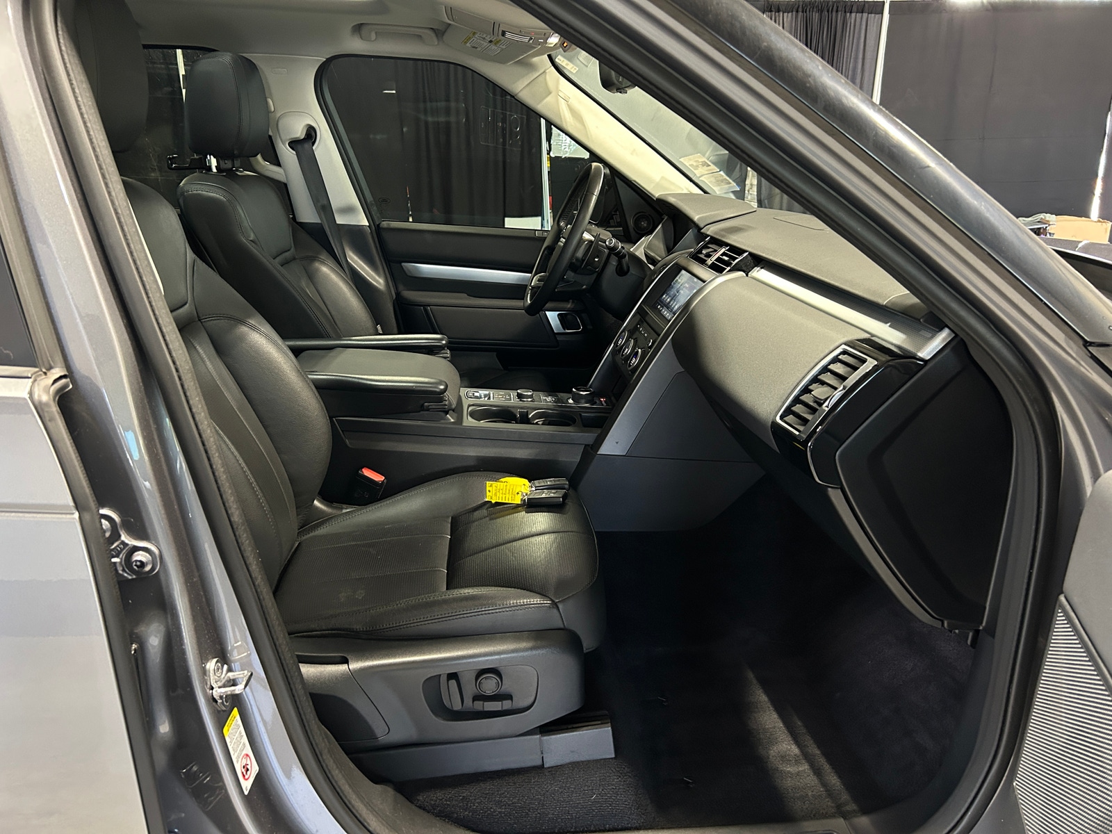 Thumbnail: 2020 Land Rover Discovery - 2