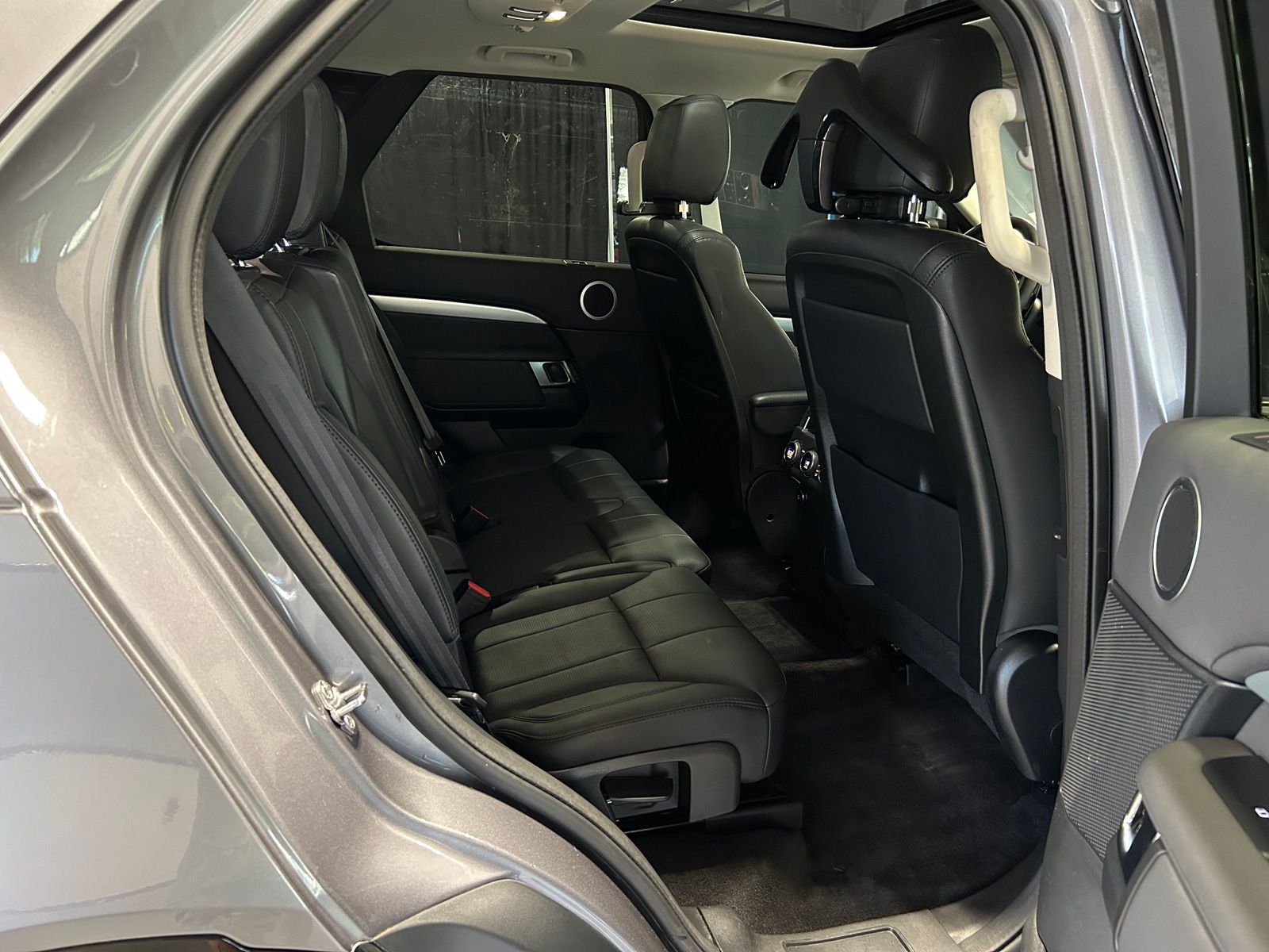 Thumbnail: 2020 Land Rover Discovery - 6