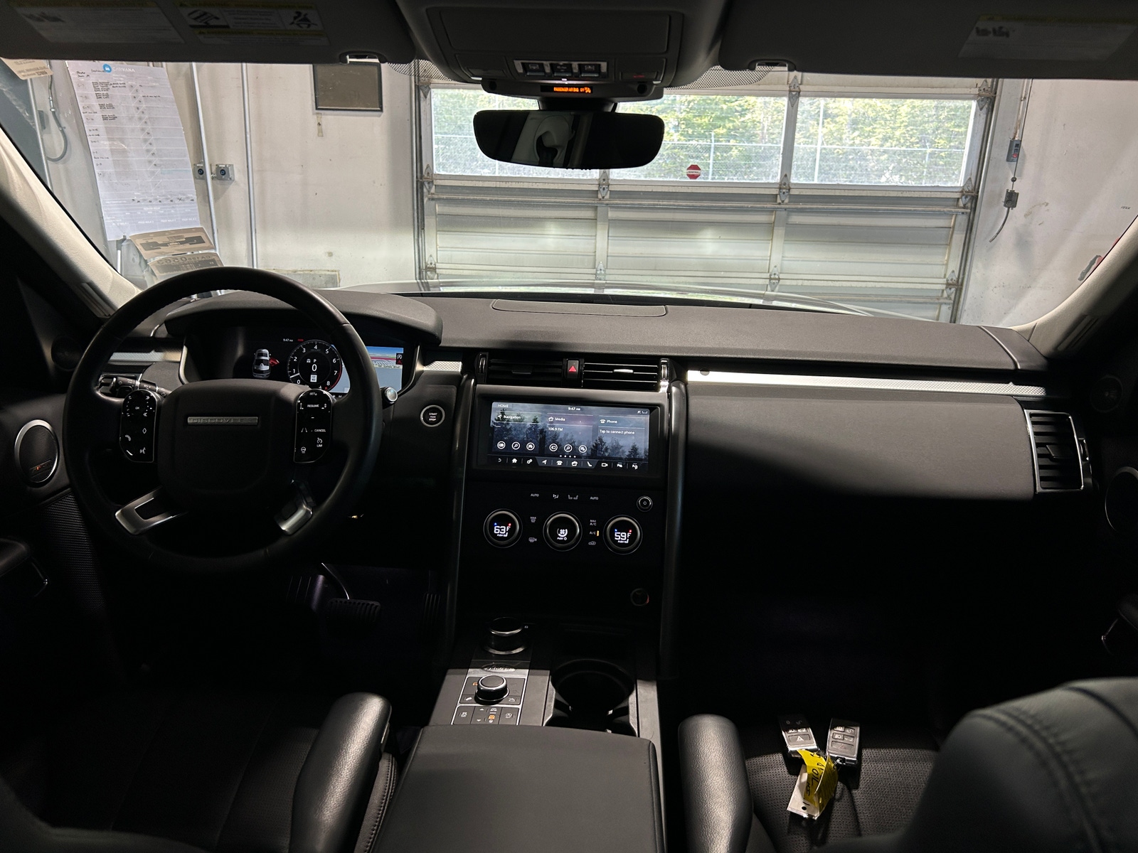 Thumbnail: 2020 Land Rover Discovery - 3
