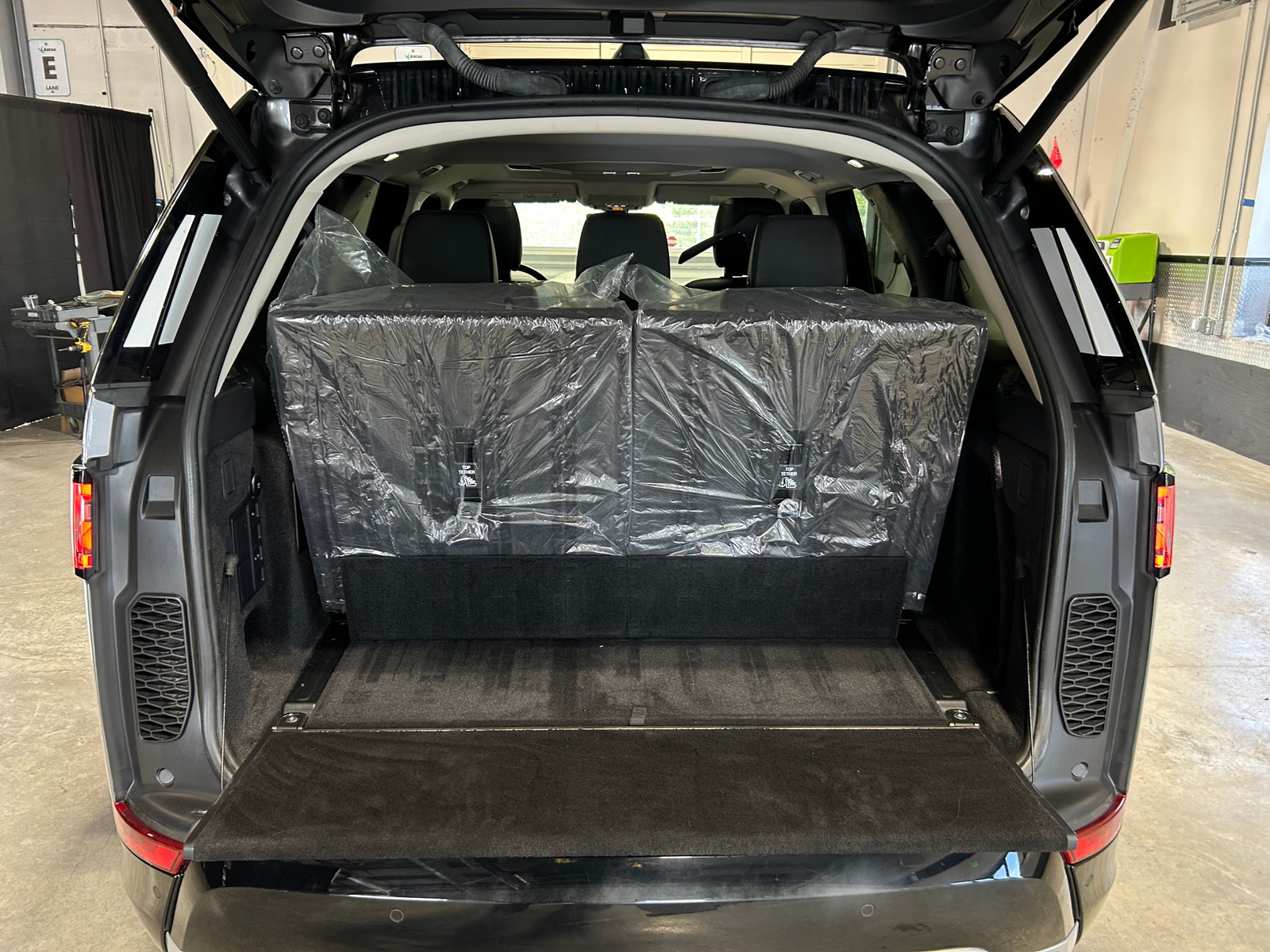Thumbnail: 2020 Land Rover Discovery - 7