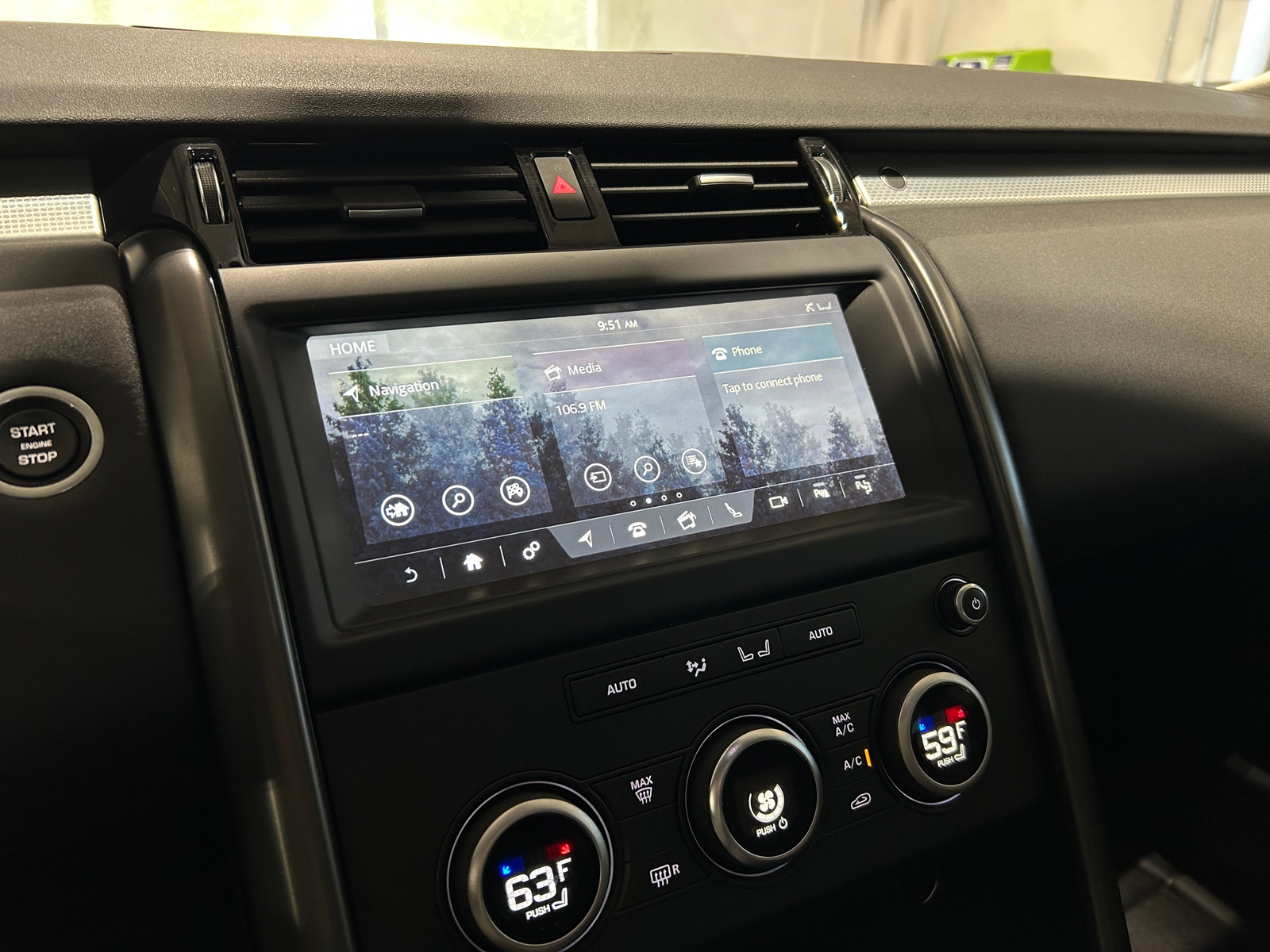 Thumbnail: 2020 Land Rover Discovery - 4