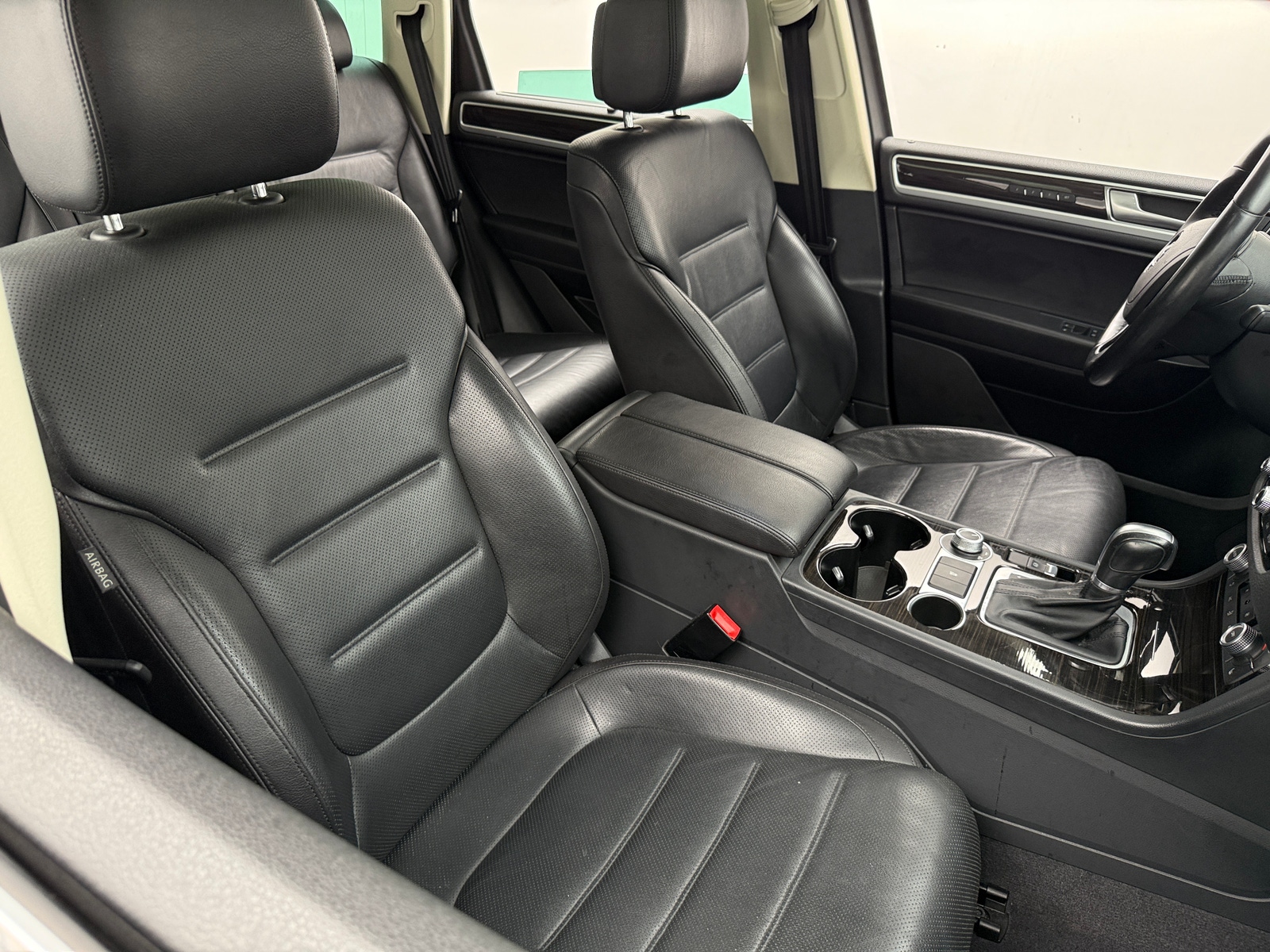Thumbnail: 2016 Volkswagen Touareg - 2