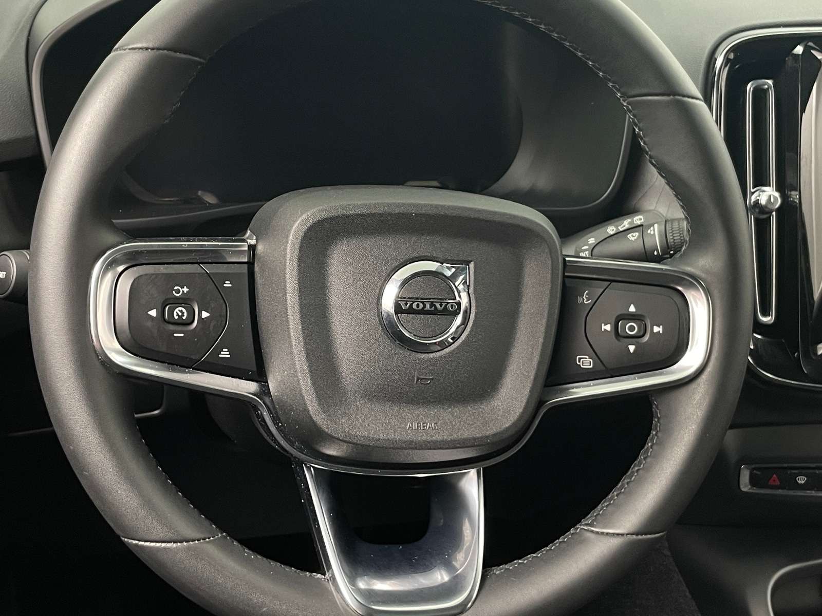 Thumbnail: 2023 Volvo XC40 - 5