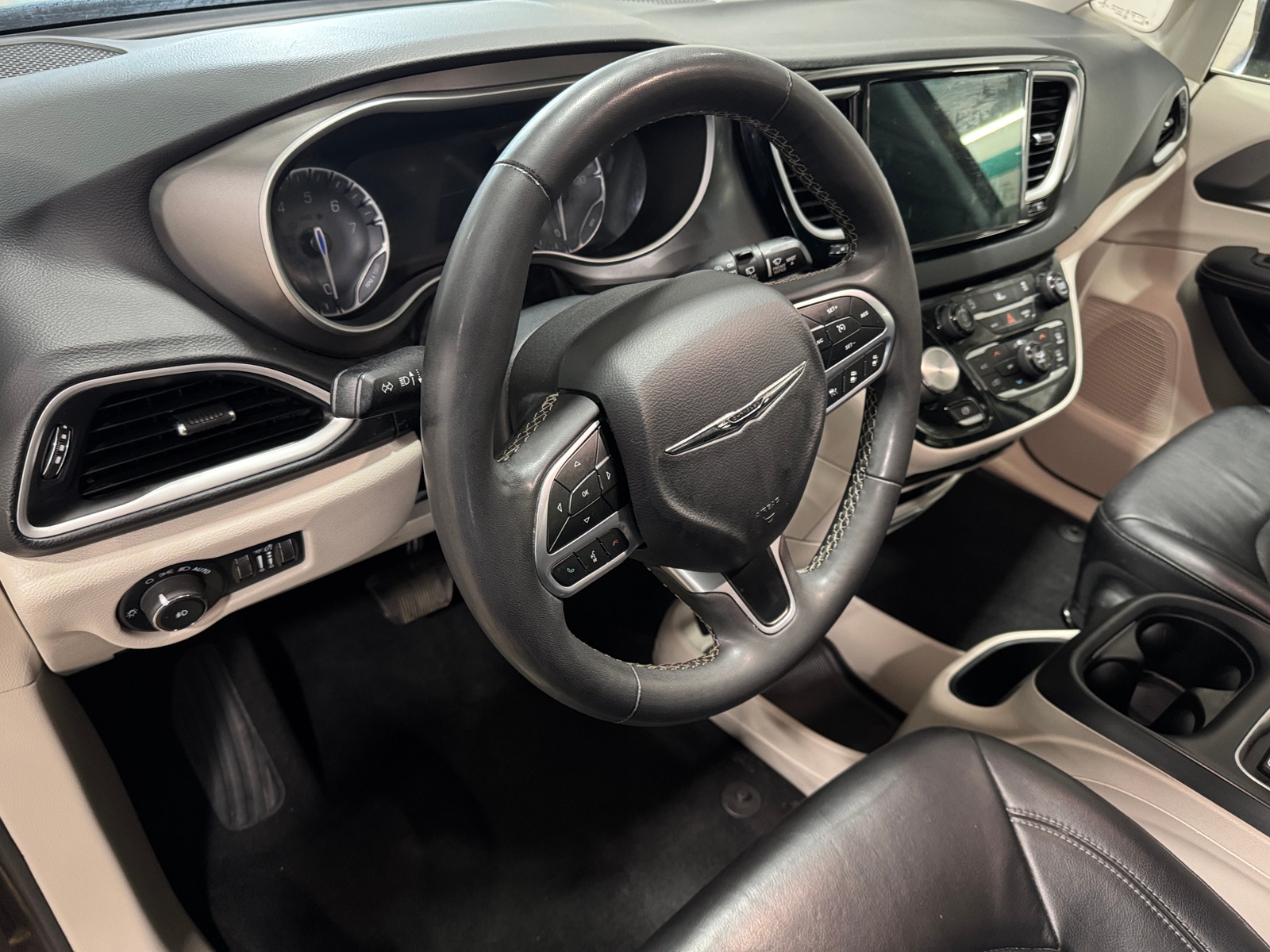 Thumbnail: 2022 Chrysler Pacifica - 2