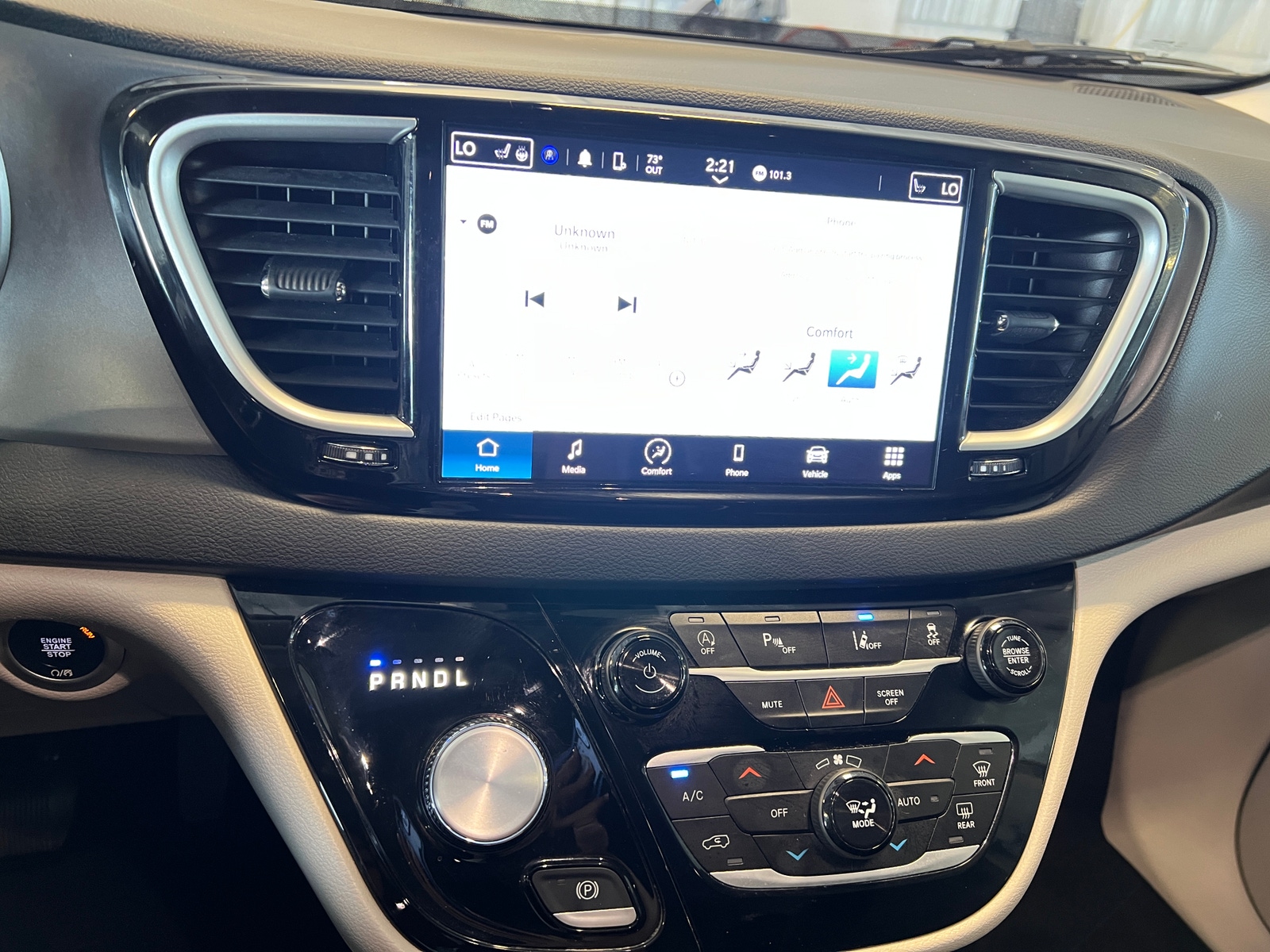 Thumbnail: 2023 Chrysler Pacifica - 3