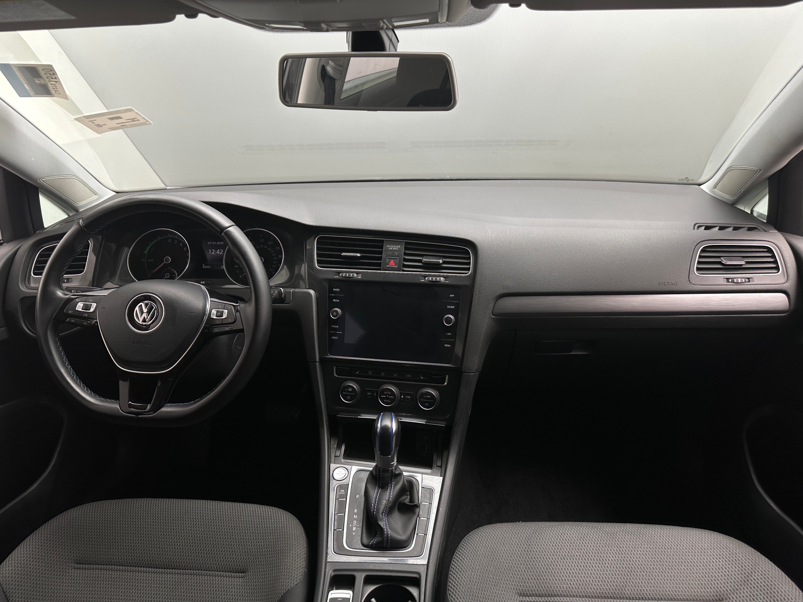 Thumbnail: 2017 Volkswagen e-Golf - 3