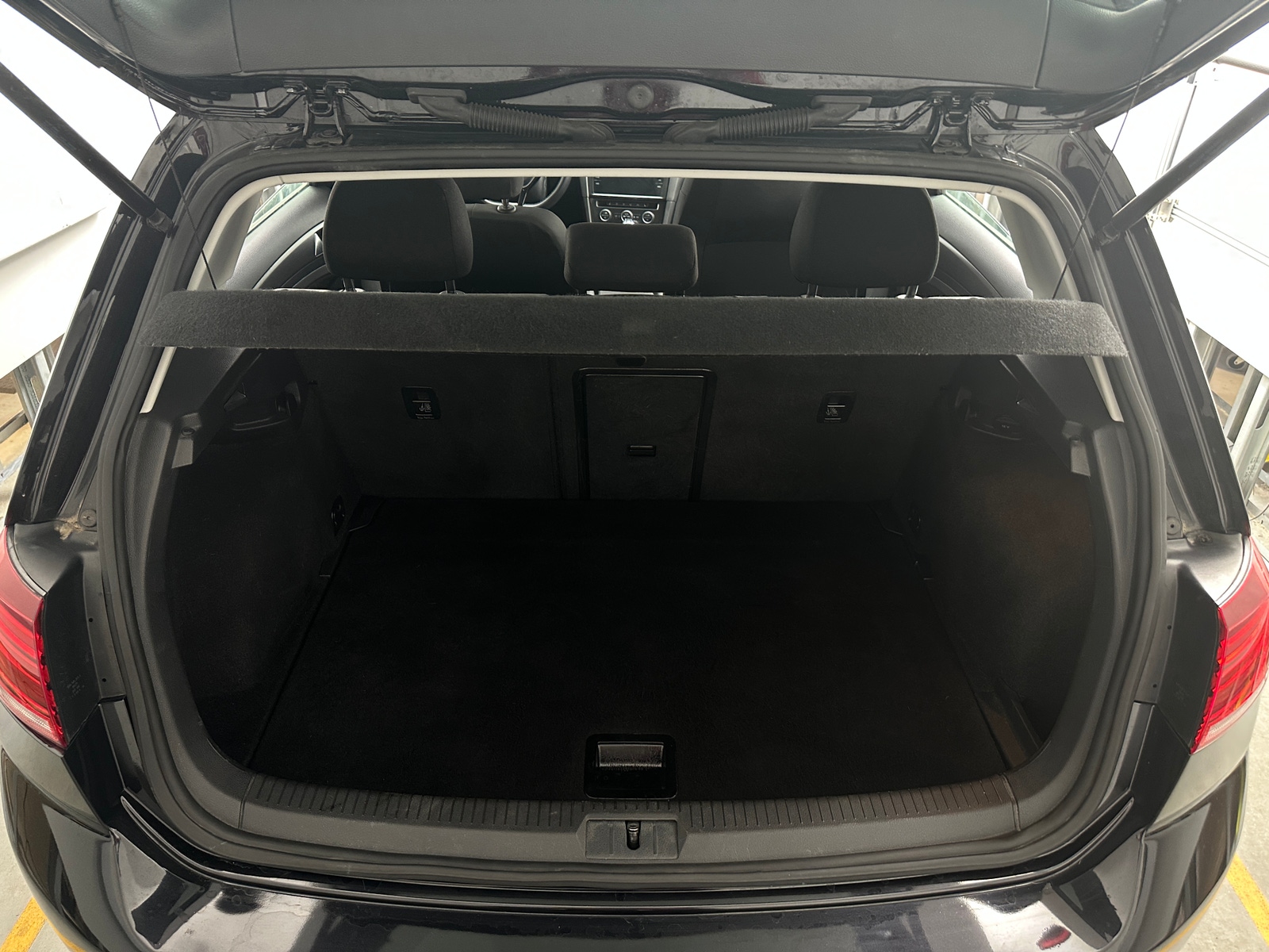 Thumbnail: 2017 Volkswagen e-Golf - 7