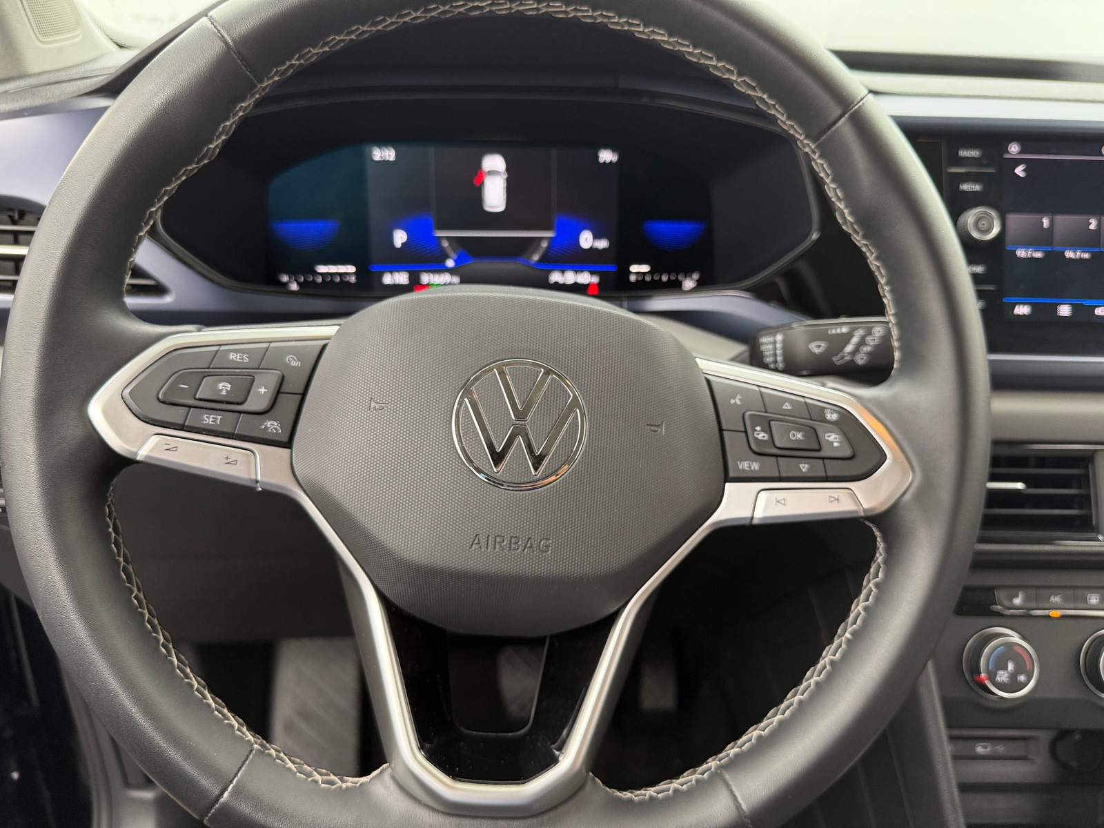 Thumbnail: 2022 Volkswagen Taos - 4