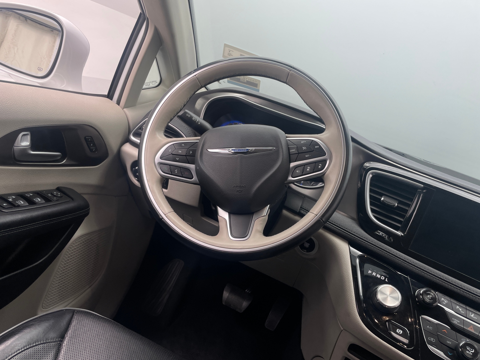 Thumbnail: 2017 Chrysler Pacifica - 4