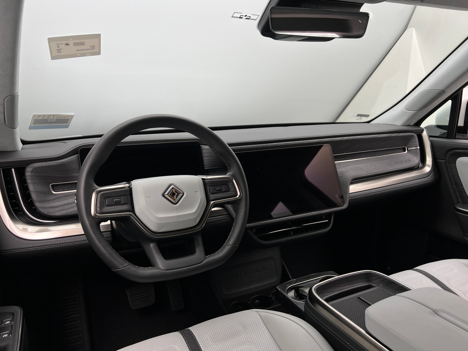 Thumbnail: 2025 Rivian R1S - 2