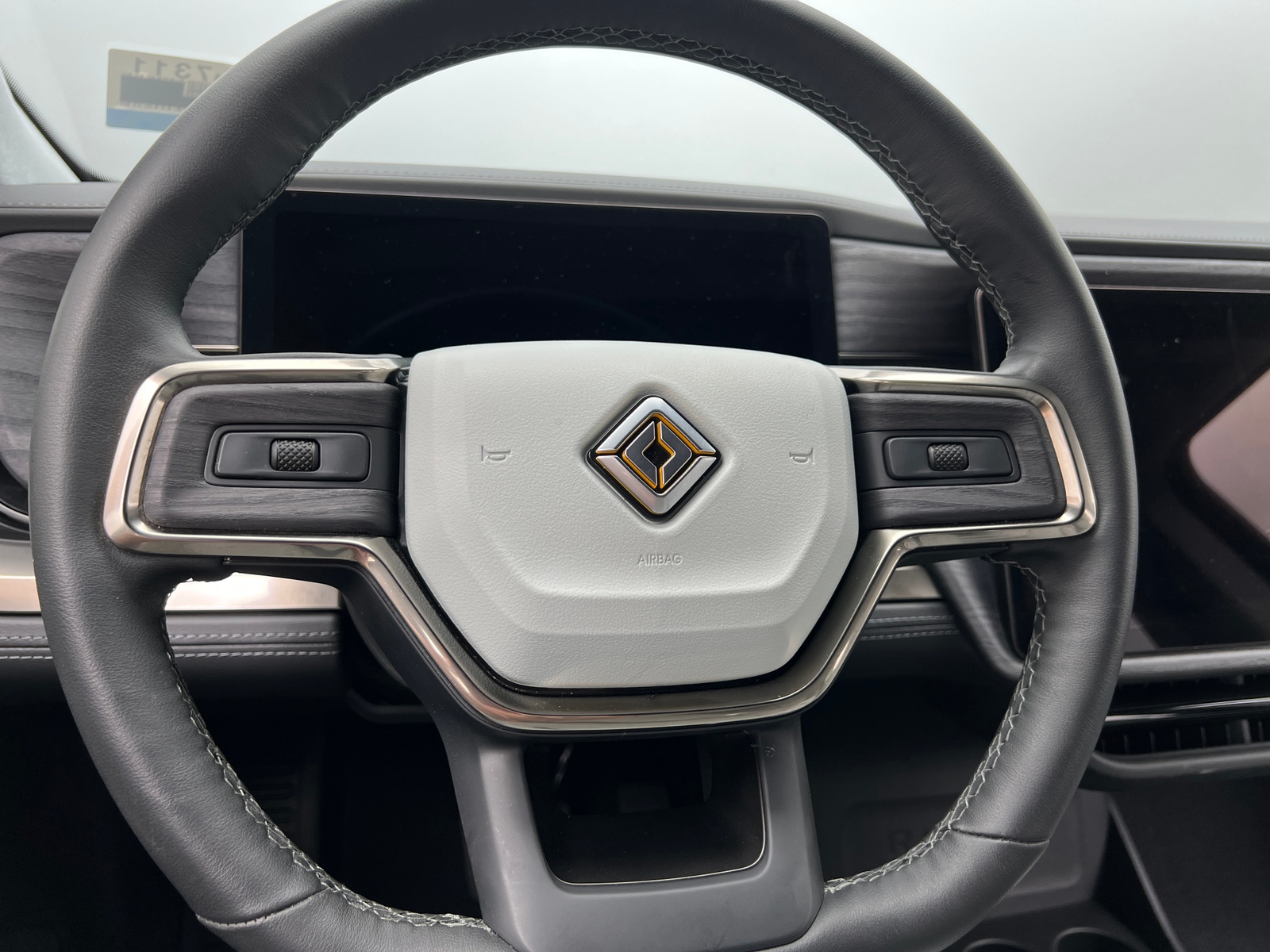 Thumbnail: 2025 Rivian R1S - 4
