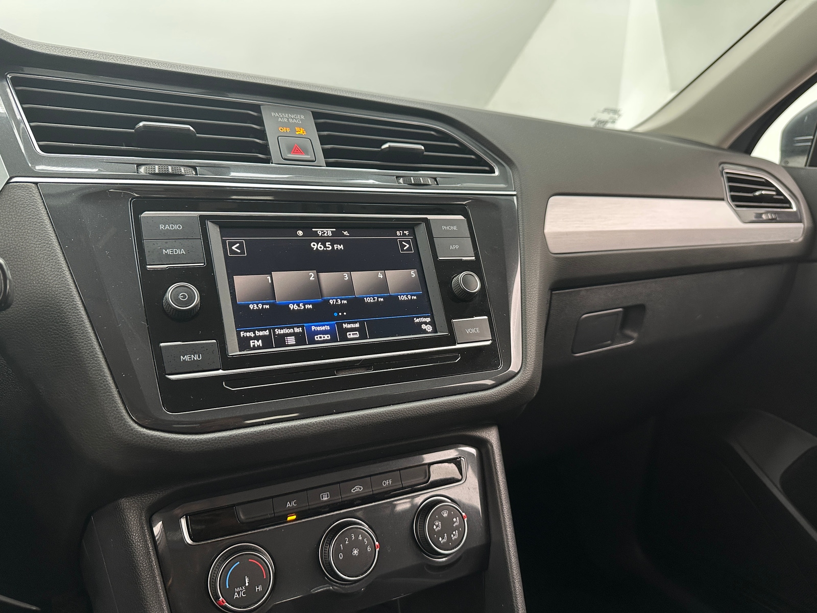 Thumbnail: 2021 Volkswagen Tiguan - 4