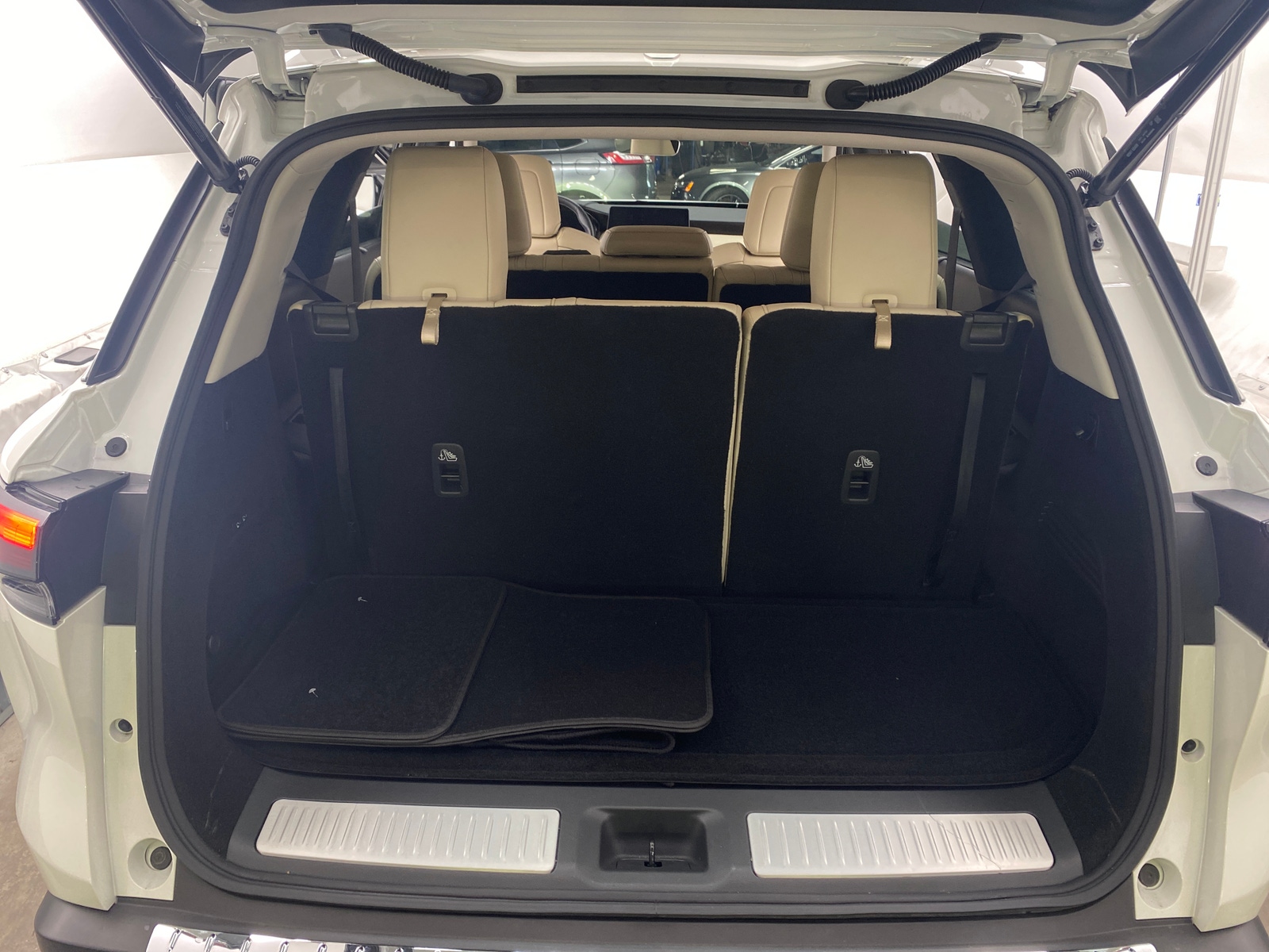 Thumbnail: 2023 INFINITI QX60 - 6