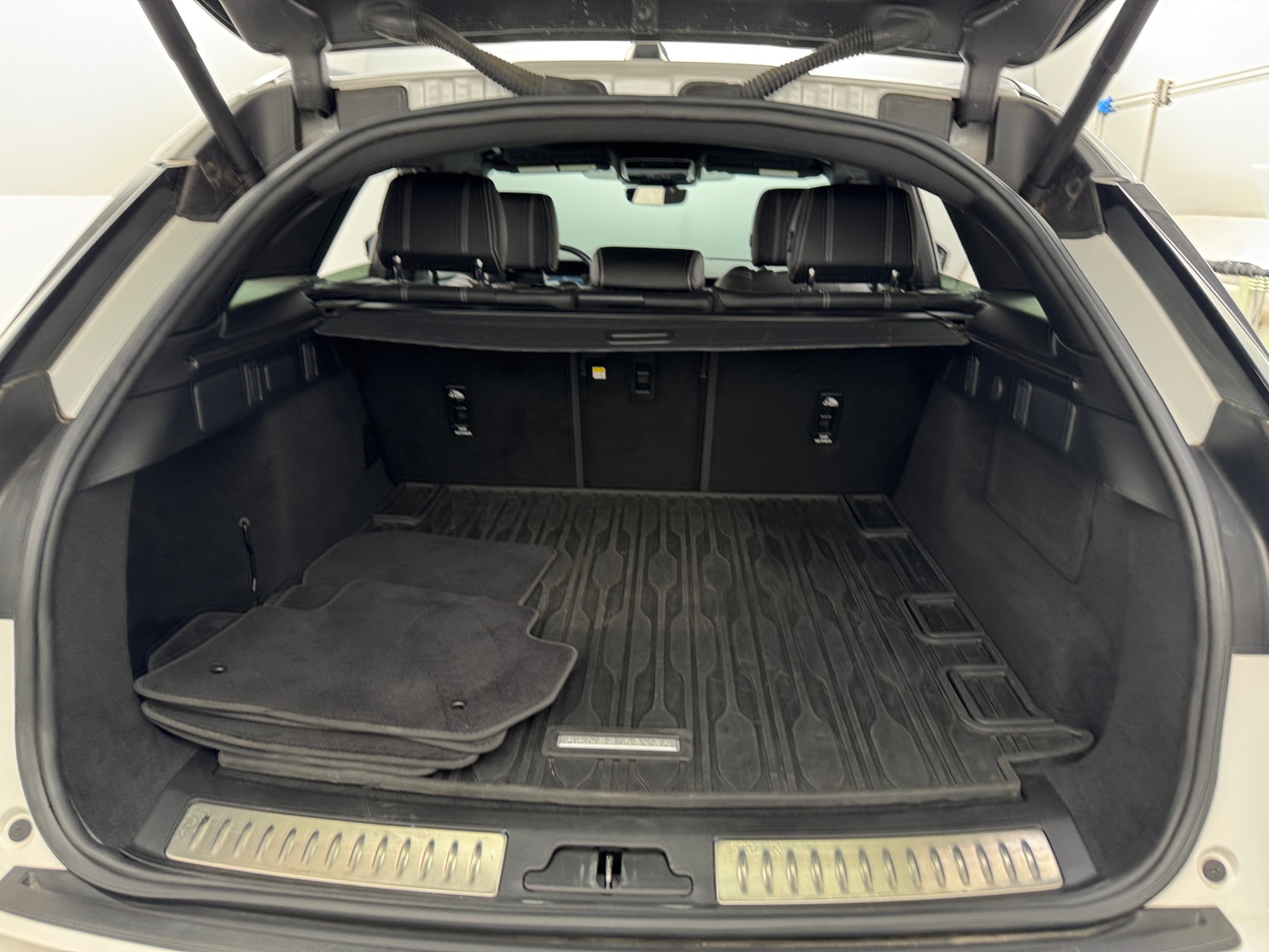 Thumbnail: 2022 Land Rover Range Rover Velar - 6