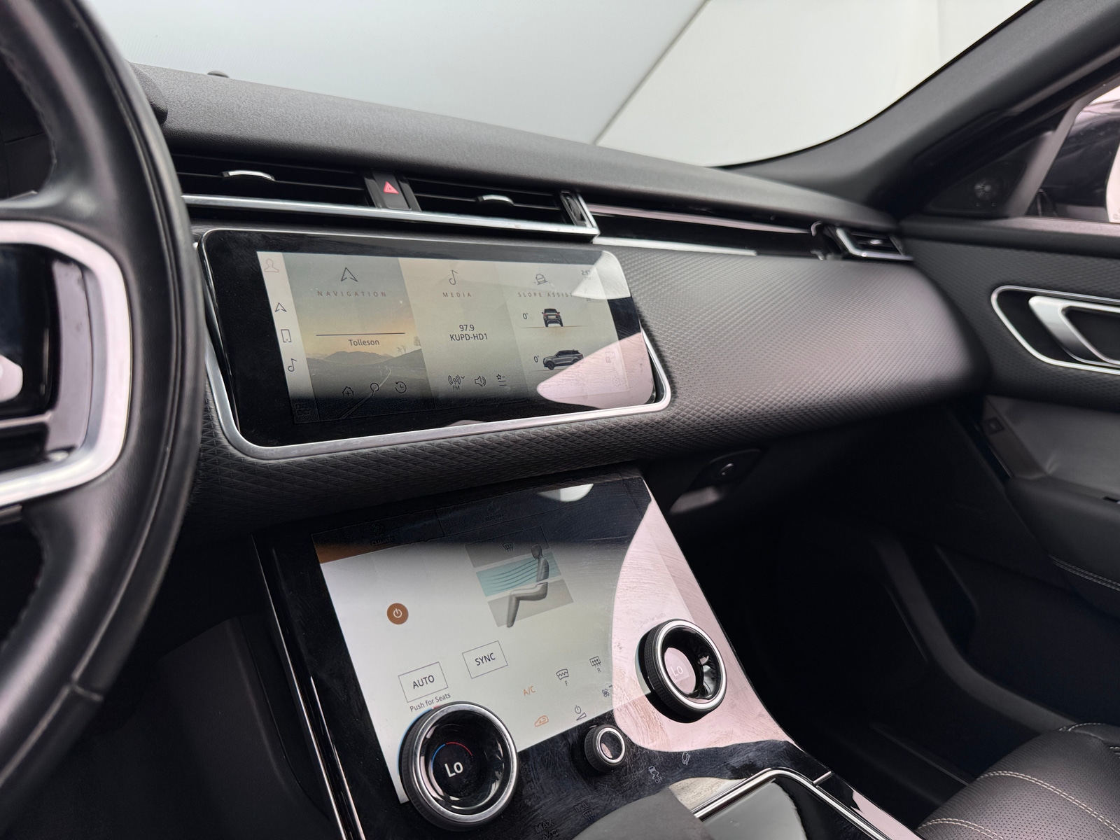 Thumbnail: 2022 Land Rover Range Rover Velar - 3
